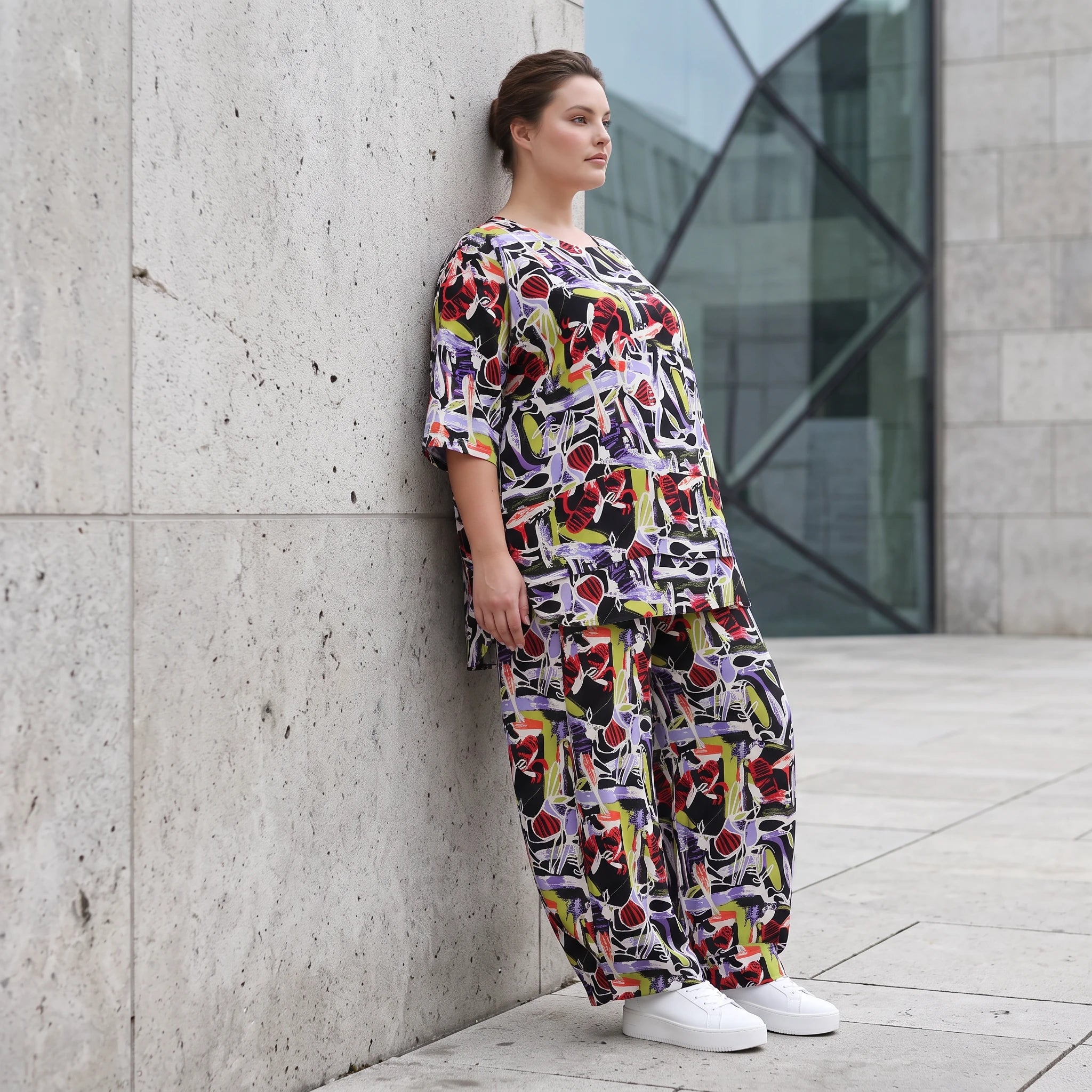 Kurzarmshirt aus fließender Viskose in zartem Lila mit femininem Stufenschnitt im Sommer