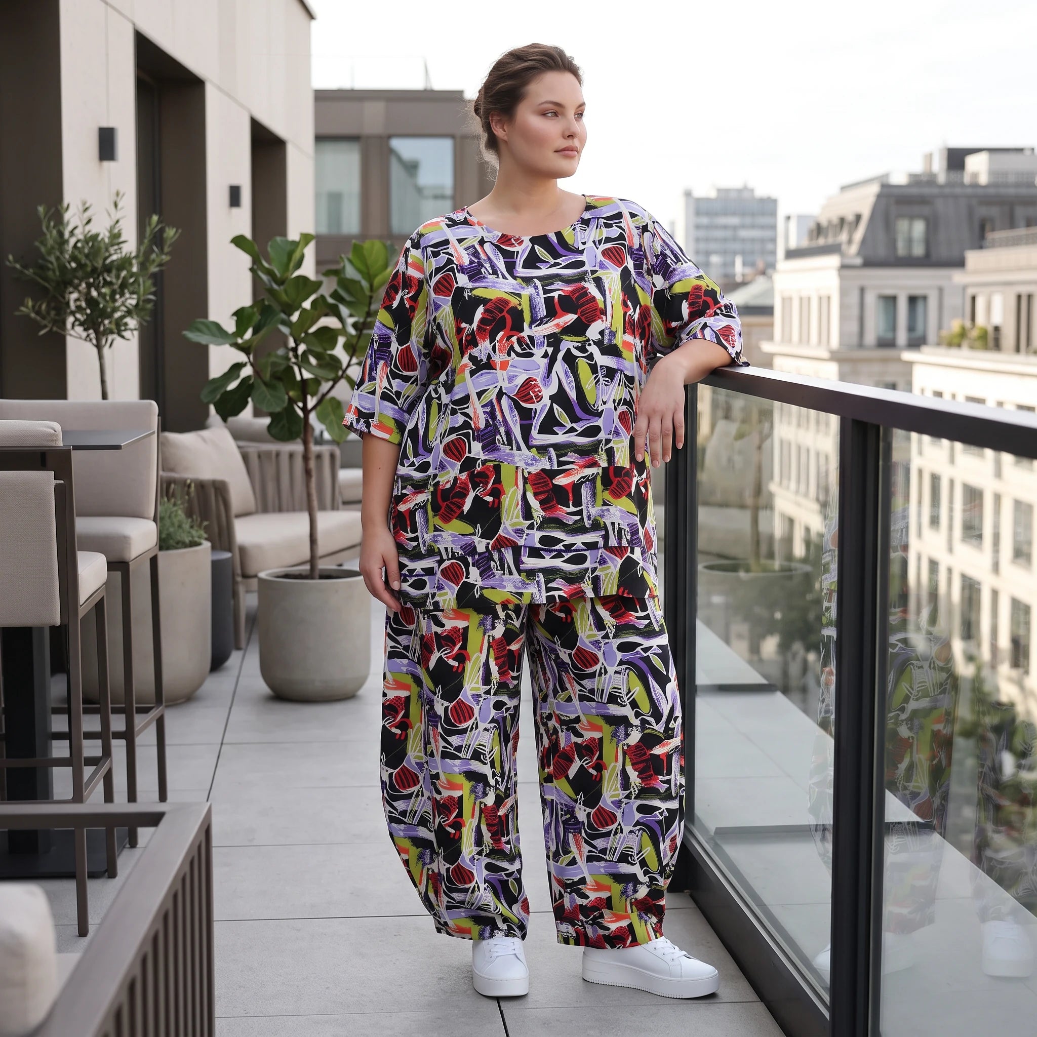 Kurzarmshirt aus fließender Viskose in zartem Lila mit femininem Stufenschnitt im Sommer
