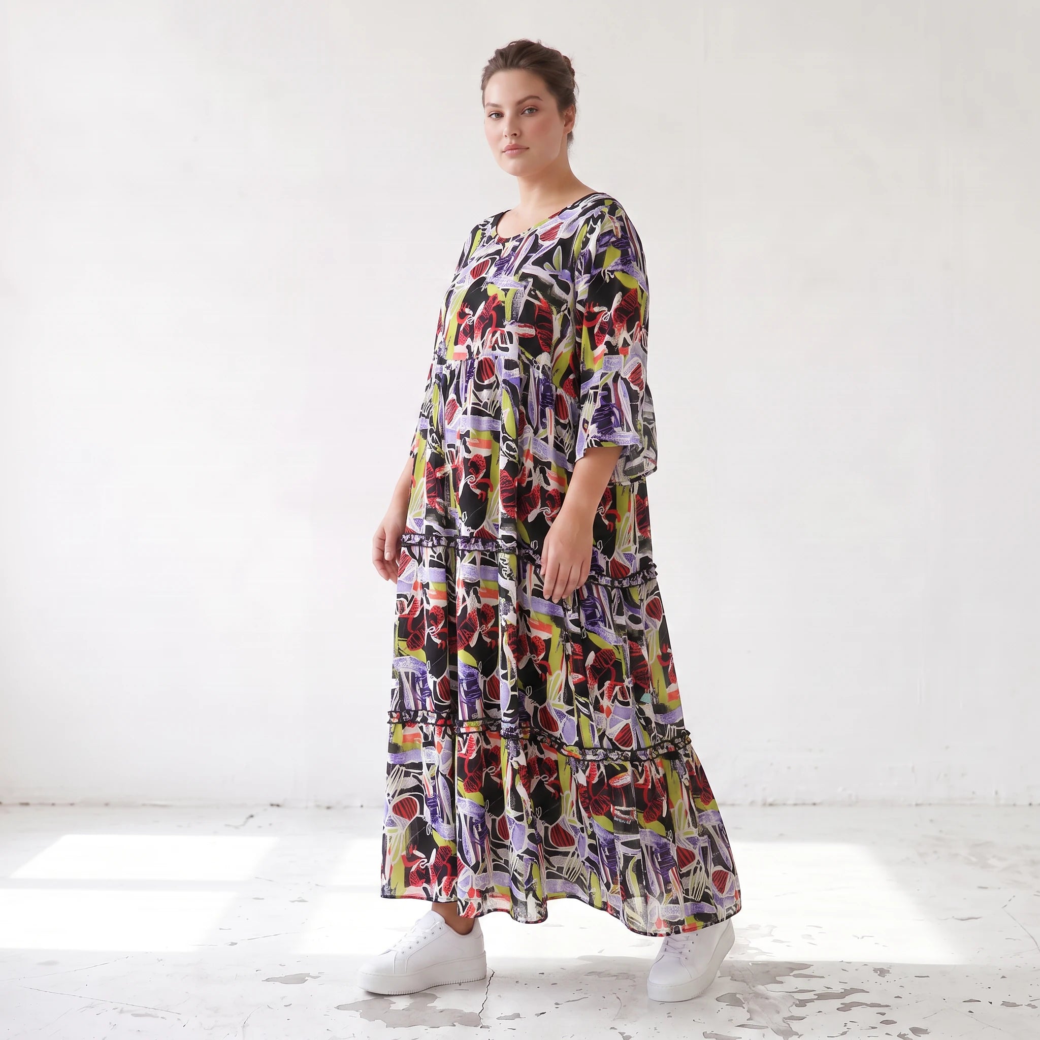 Fließendes Sommerkleid in Schwarz aus zartem Viskose Popeline mit gerüschtem Stufenvolant