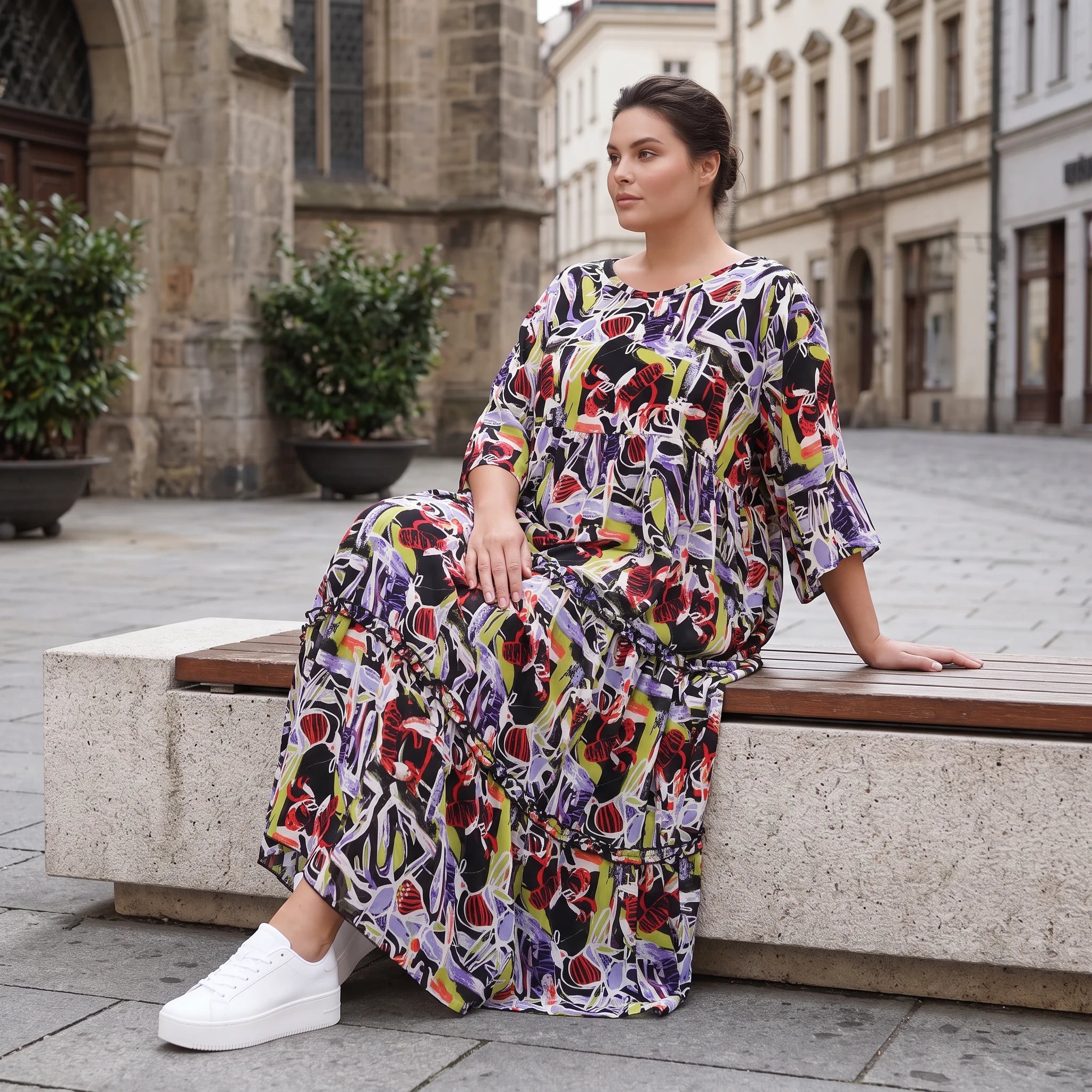 Fließendes Sommerkleid in Schwarz aus zartem Viskose Popeline mit gerüschtem Stufenvolant