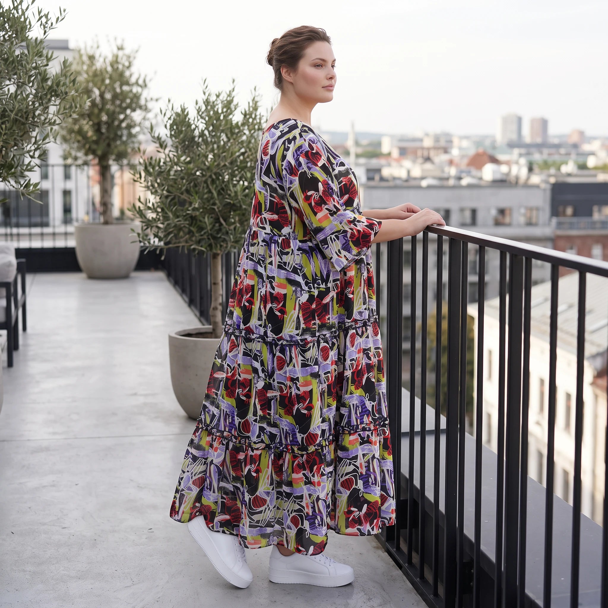 Fließendes Sommerkleid in Schwarz aus zartem Viskose Popeline mit gerüschtem Stufenvolant