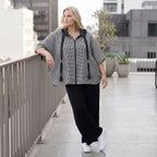 Weste aus fließendem Bengaline mit edlem Tüll in zeitlosem Schwarz und Weiß für jeden Tag