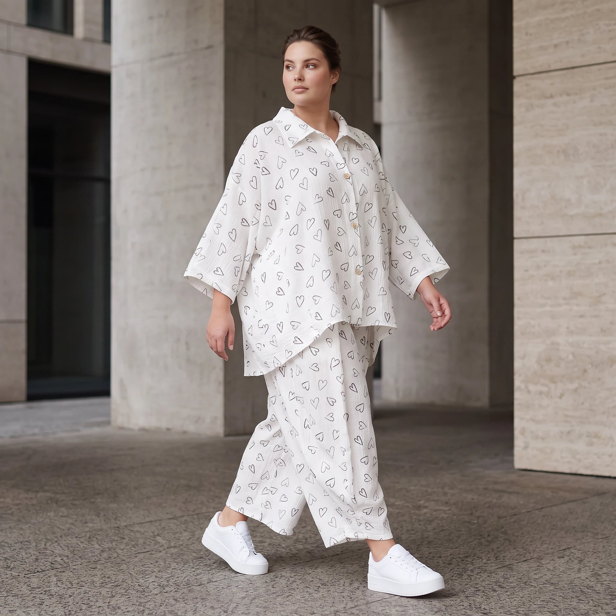 Luftige Mousseline Bluse in Weiß/Schwarz mit klassischem Hemdkragen und Knopfverschluss