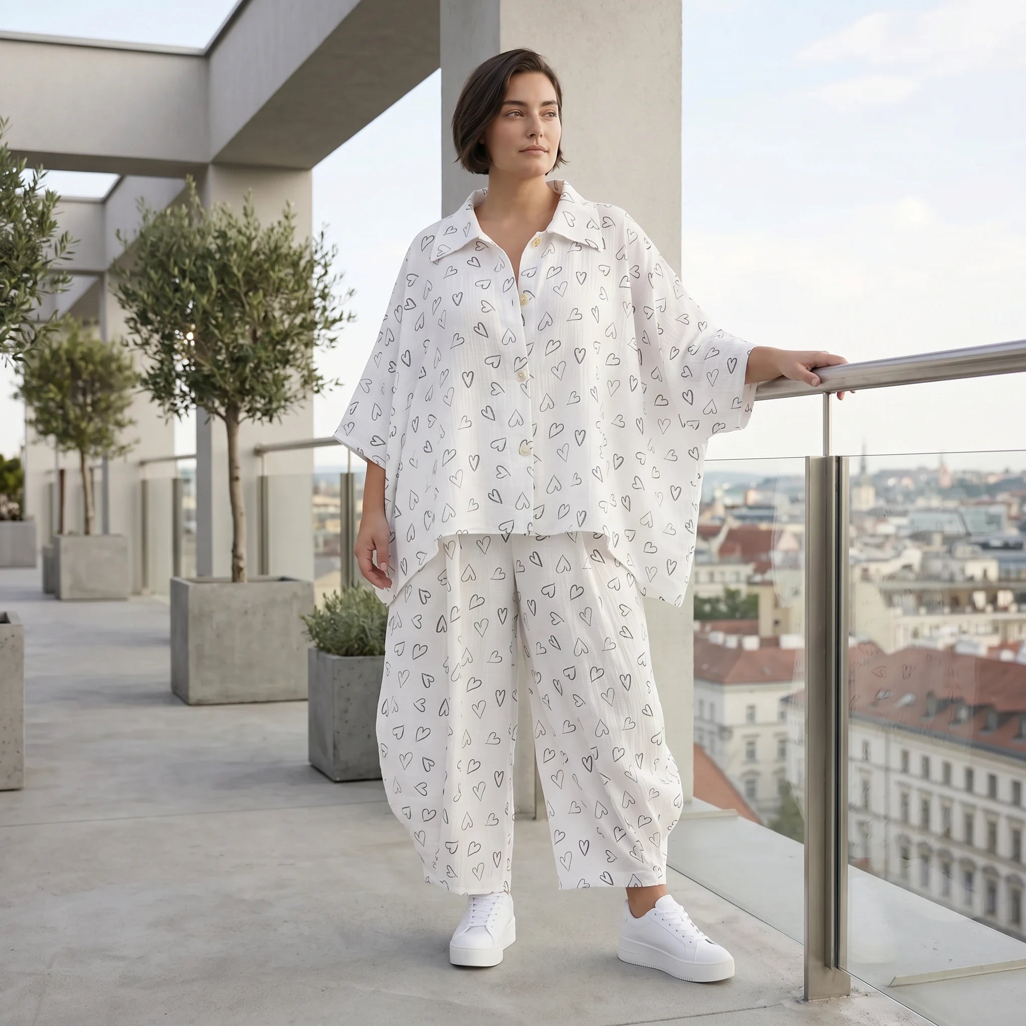 Luftige Mousseline Bluse in Weiß/Schwarz mit klassischem Hemdkragen und Knopfverschluss