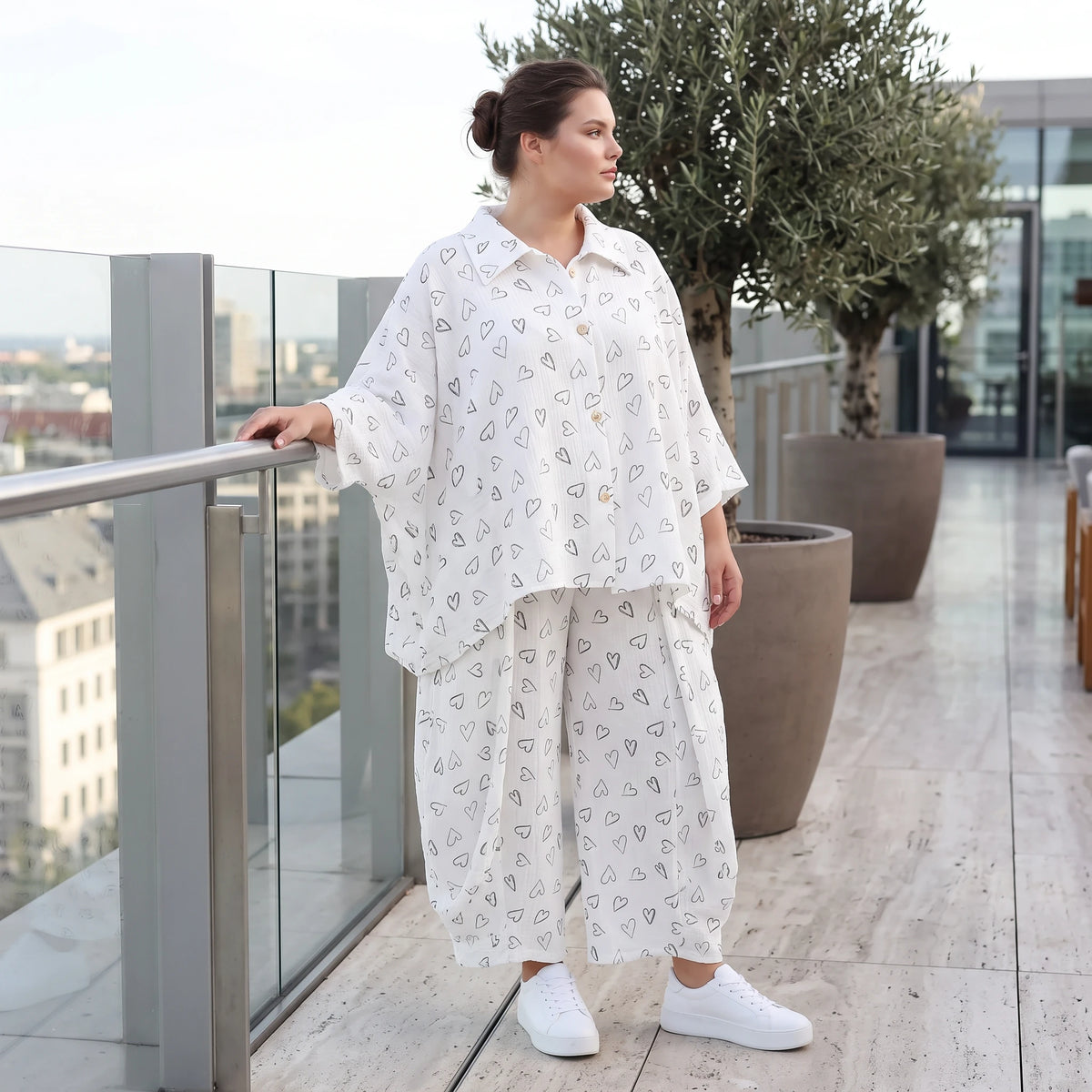 Luftige Mousseline Bluse in Weiß/Schwarz mit klassischem Hemdkragen und Knopfverschluss