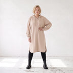 Sandfarbene weiche Kapuzenjacke aus French Terry mit Fleece-Innenseite gerade geschnitten