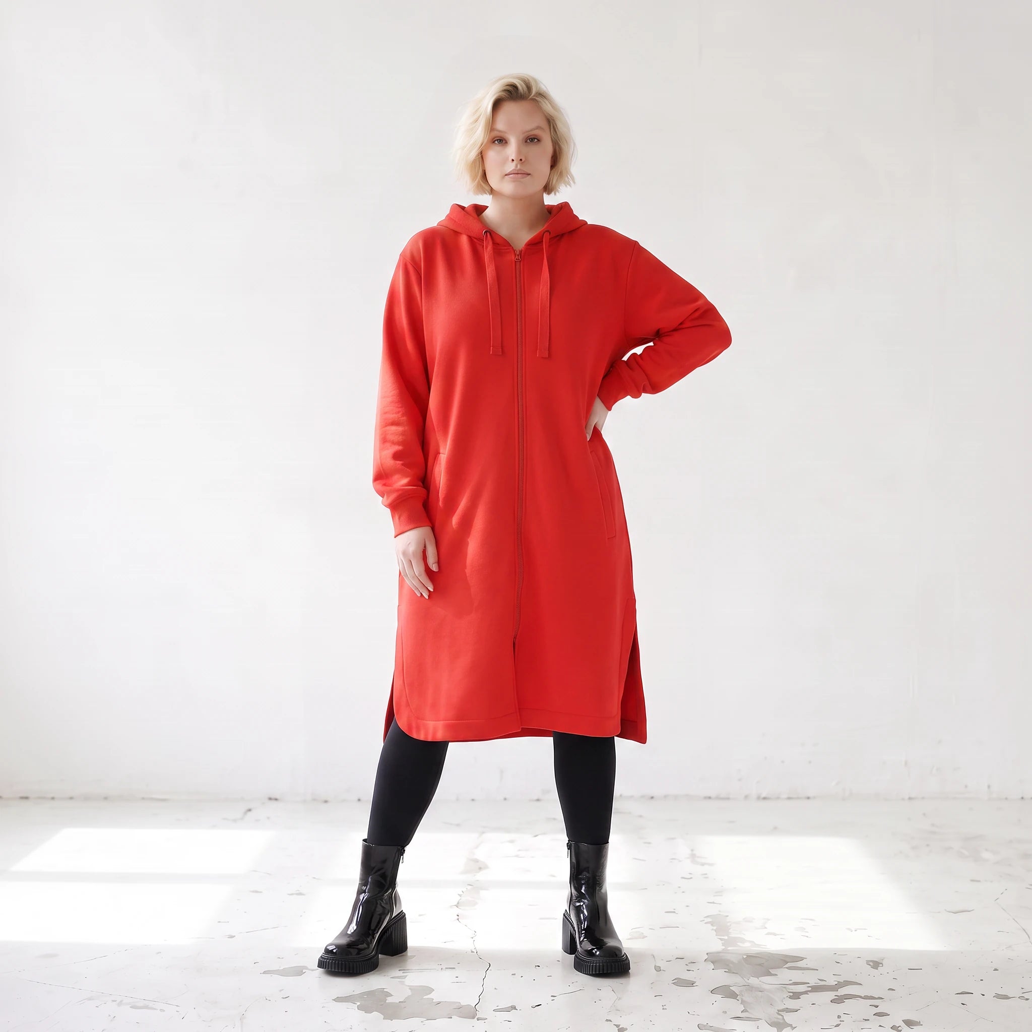 Rote Kapuzenjacke aus French Terry mit Reißverschluss Seitentaschen und geradem Schnitt