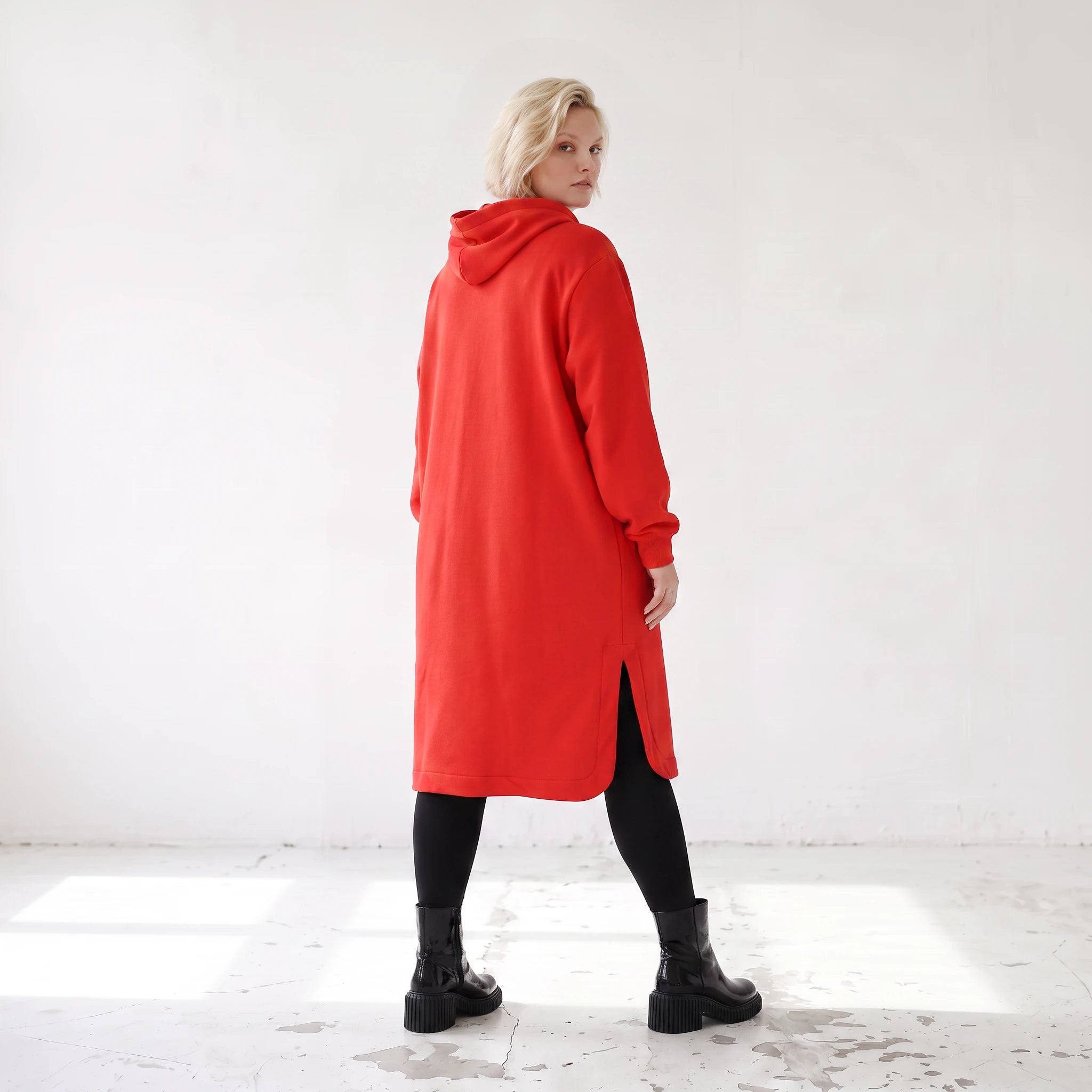 Rote Kapuzenjacke aus French Terry mit Reißverschluss Seitentaschen und geradem Schnitt