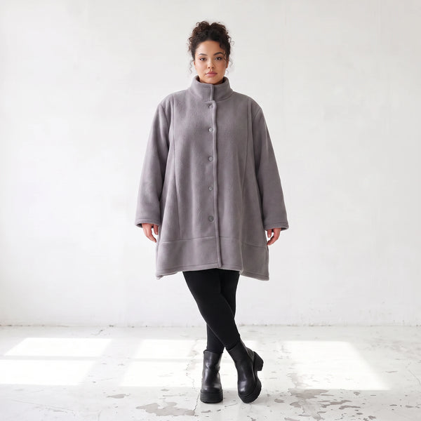 Graue Teddyjacke in A-Linie mit Stehkragen Knopfleiste Kellerfalte und Taschen warm