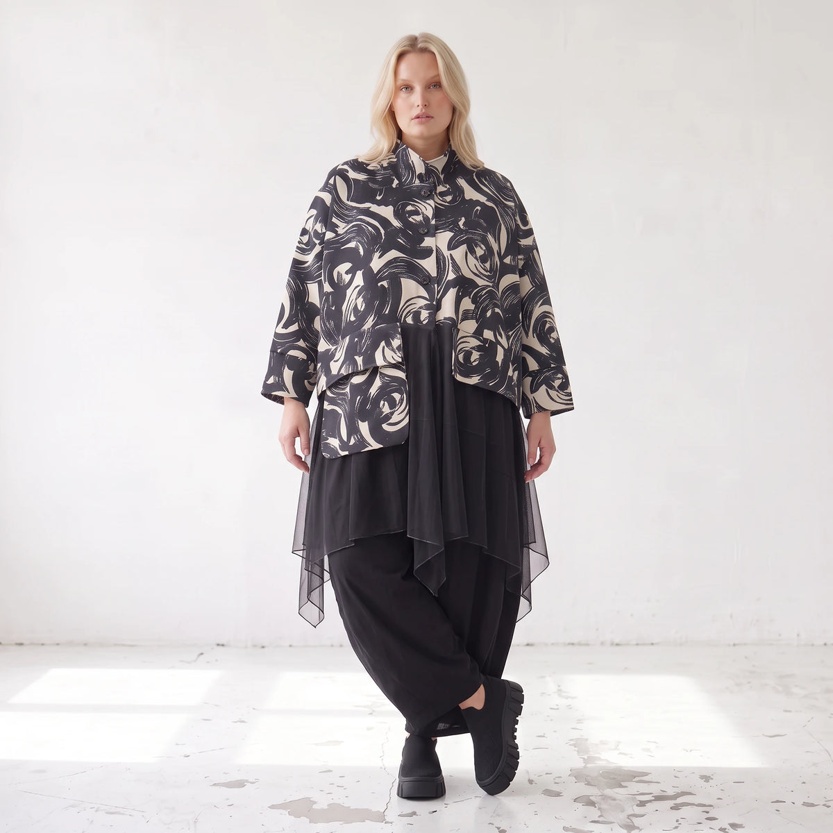 Winterjacke in Schwarz/Beige aus weichem Suedematerial in A-Form mit Kragen und Taschen