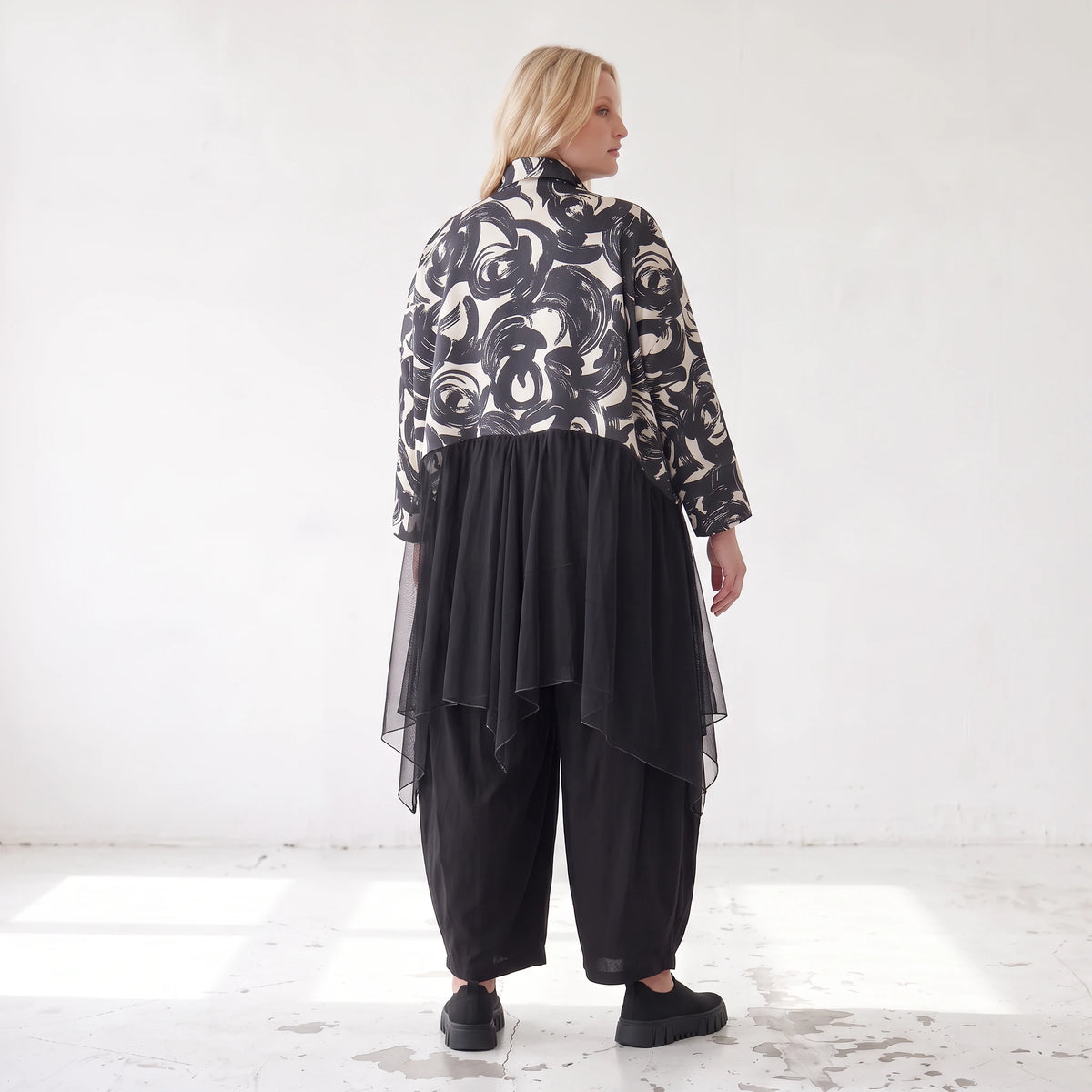 Winterjacke in Schwarz/Beige aus weichem Suedematerial in A-Form mit Kragen und Taschen