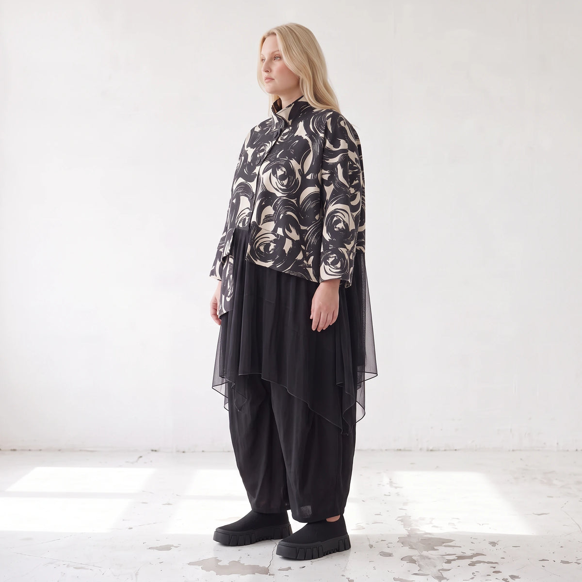 Winterjacke in Schwarz/Beige aus weichem Suedematerial in A-Form mit Kragen und Taschen