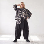 Winterjacke in Schwarz/Beige aus weichem Suedematerial in A-Form mit Kragen und Taschen