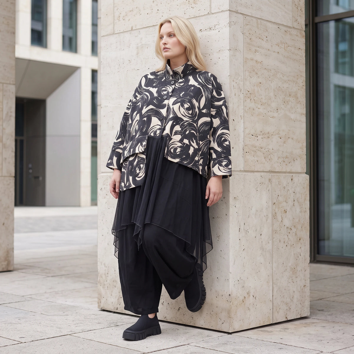 Winterjacke in Schwarz/Beige aus weichem Suedematerial in A-Form mit Kragen und Taschen
