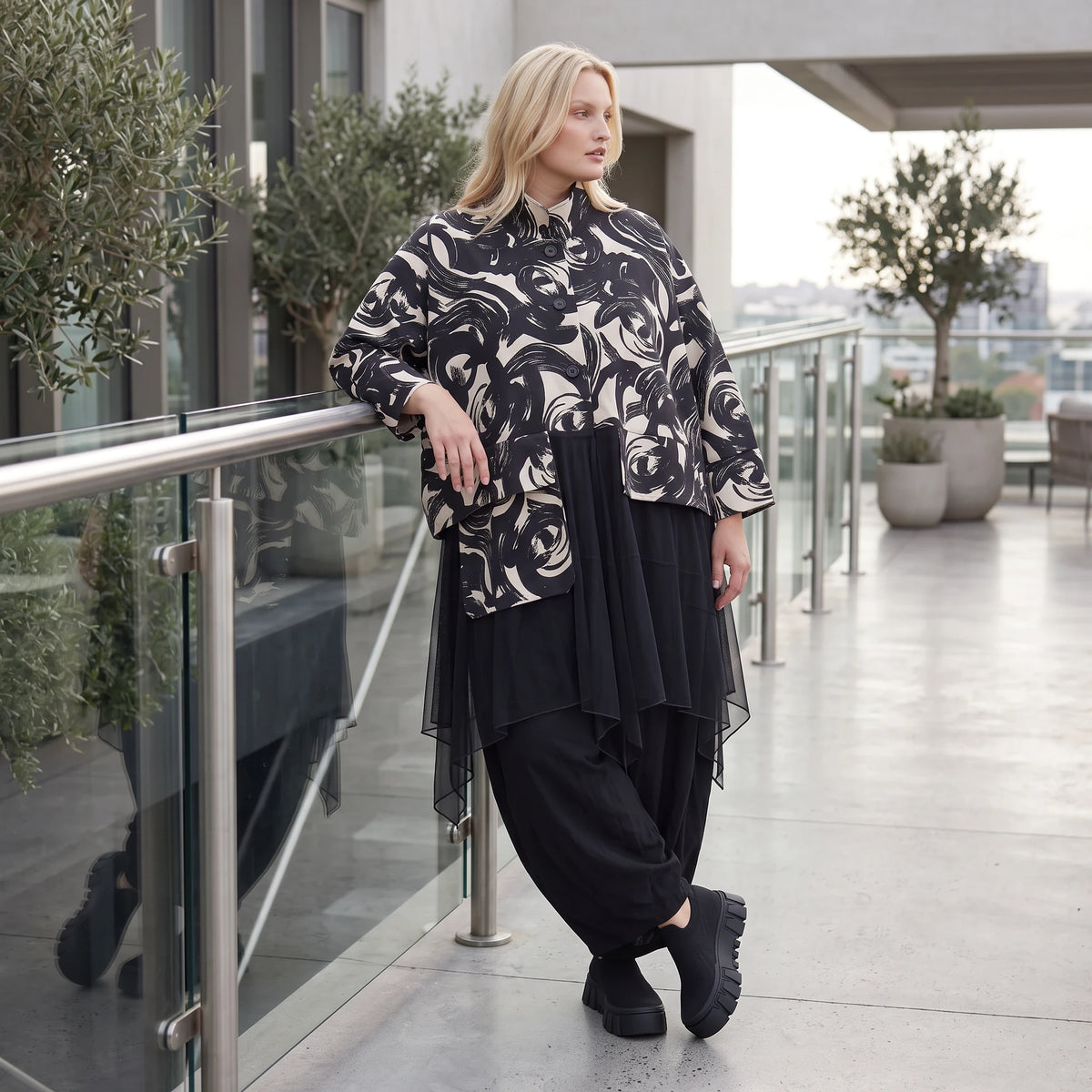 Winterjacke in Schwarz/Beige aus weichem Suedematerial in A-Form mit Kragen und Taschen