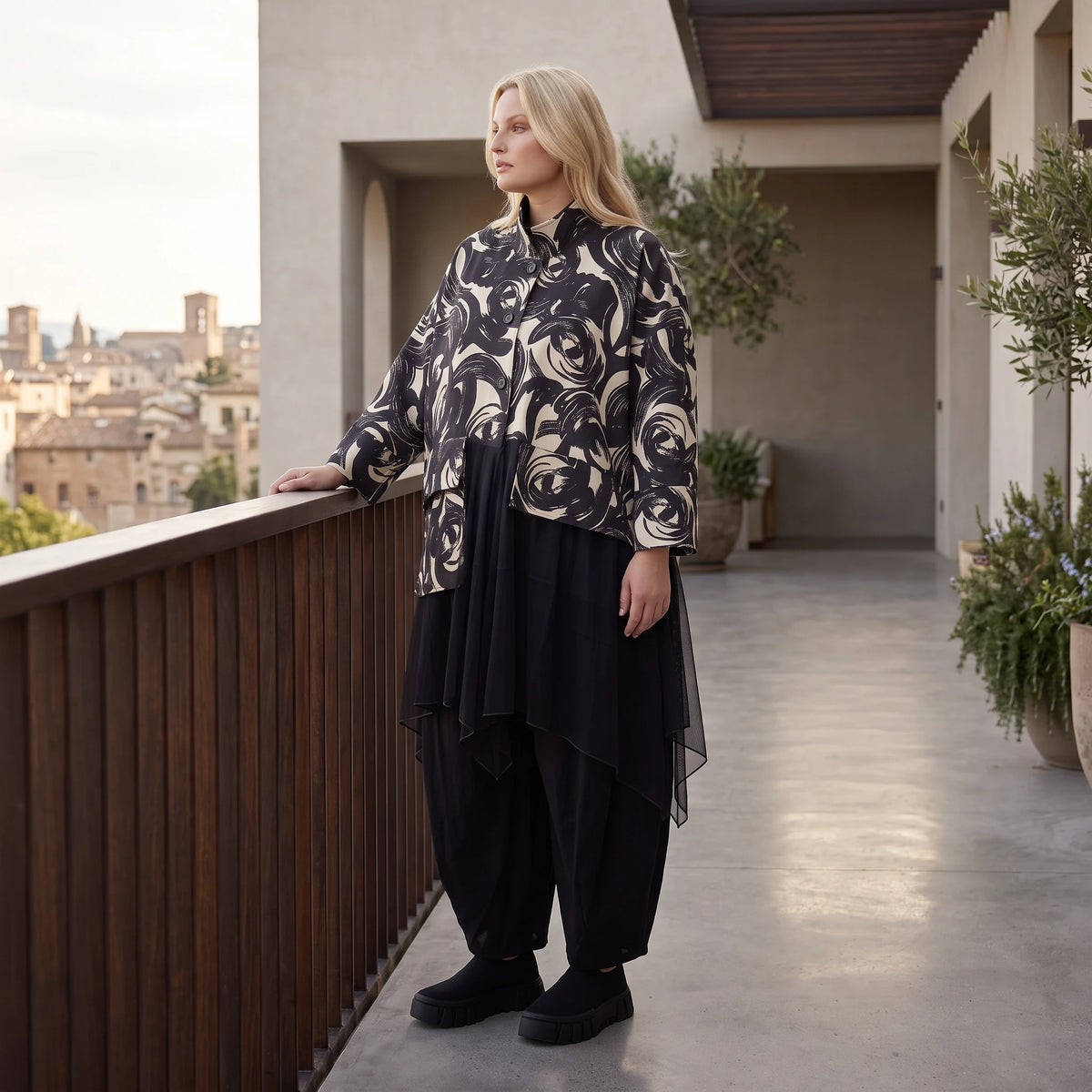 Winterjacke in Schwarz/Beige aus weichem Suedematerial in A-Form mit Kragen und Taschen