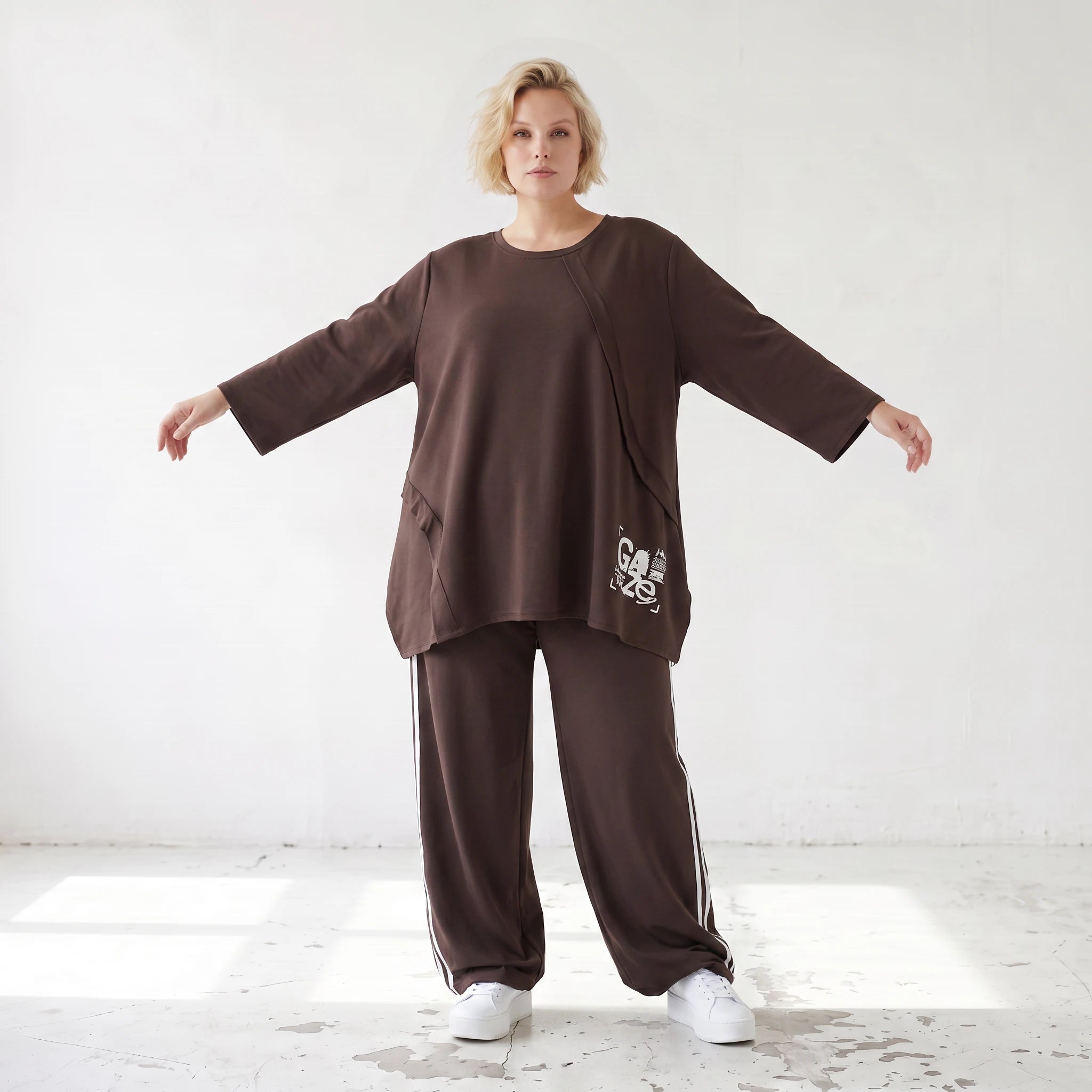 Braunes Langarmshirt in lockerer A-Linie aus French Terry mit Grafikprint Außennähten