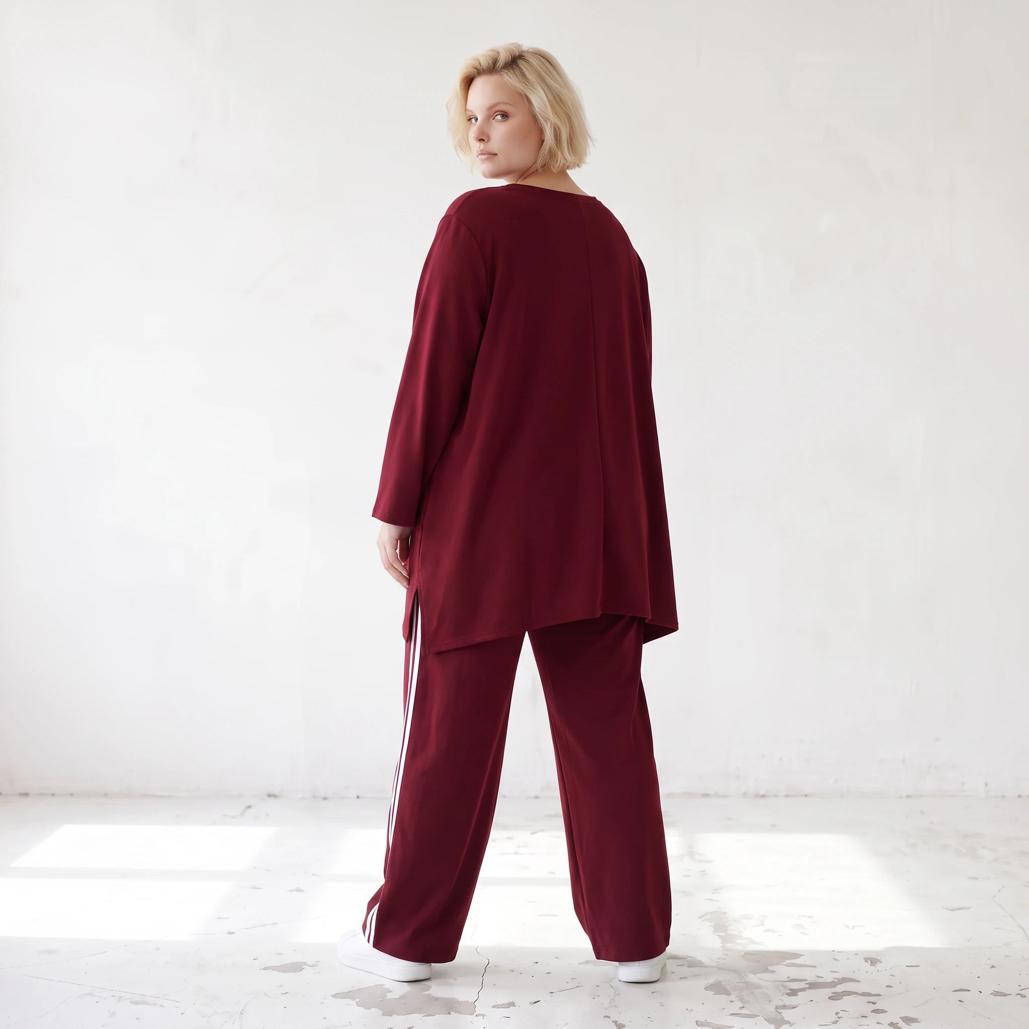 Bordeaux Langarmshirt in A-Linie aus French Terry mit Außennähten und Grafikprintdetail