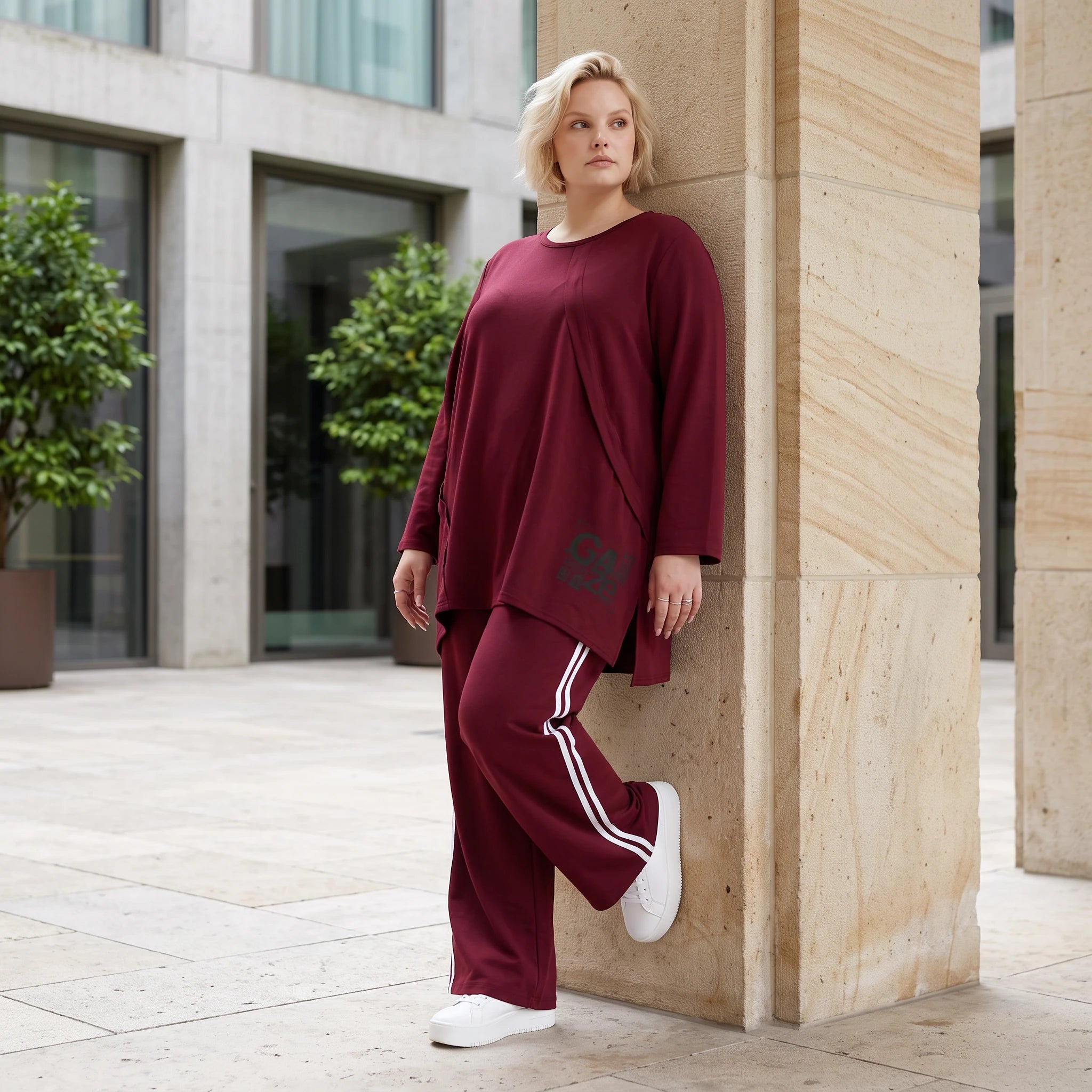 Bordeaux Langarmshirt in A-Linie aus French Terry mit Außennähten und Grafikprintdetail
