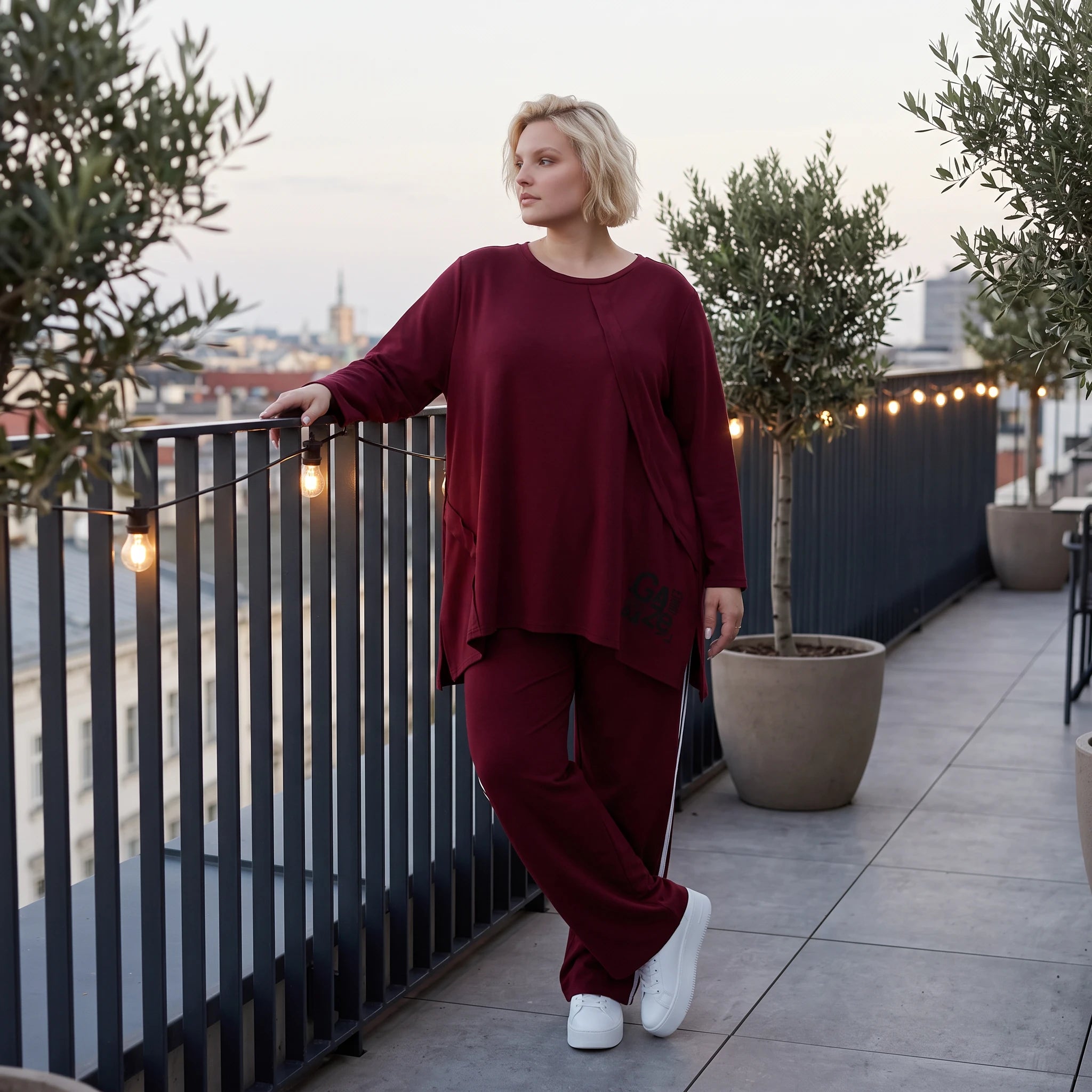 Bordeaux Langarmshirt in A-Linie aus French Terry mit Außennähten und Grafikprintdetail