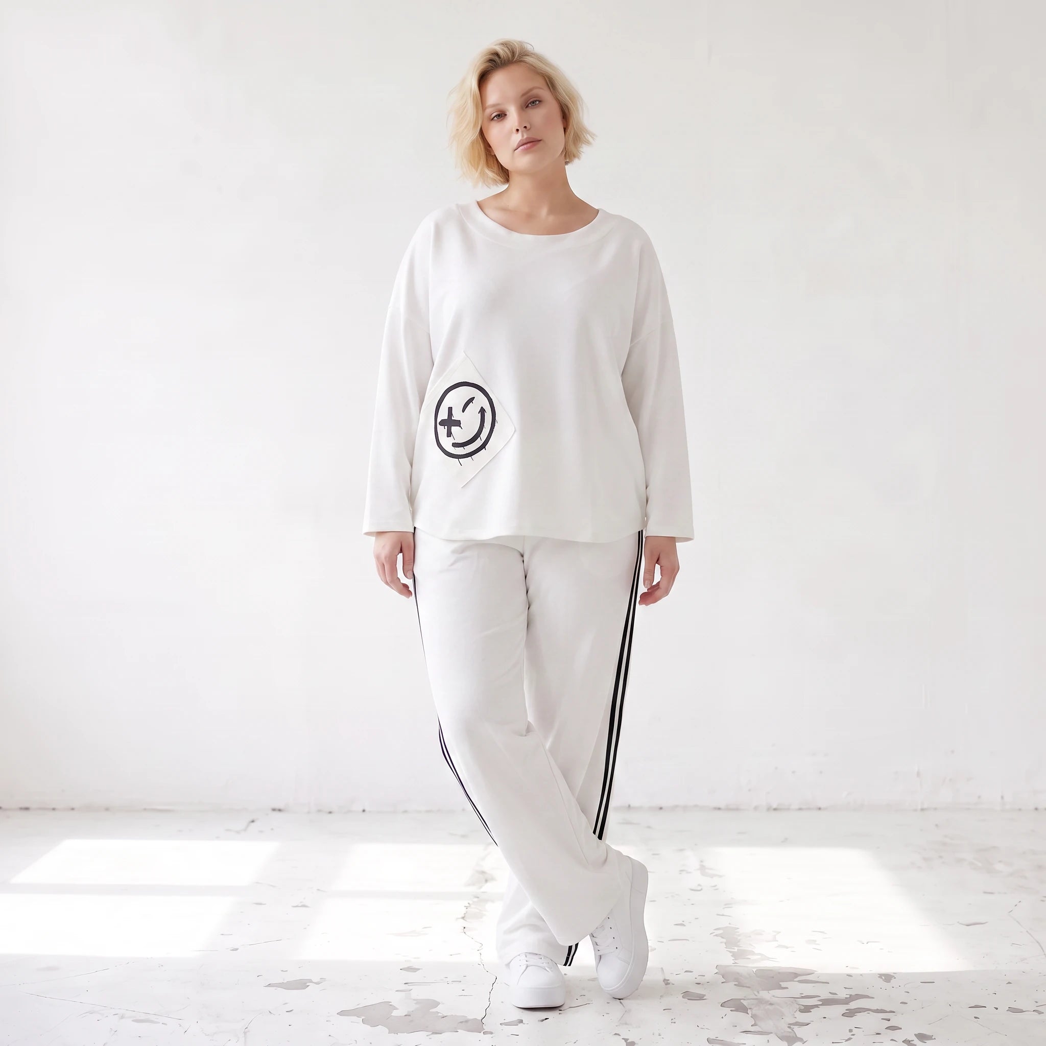 French Terry Sweatshirt mit Smileyprint an asymmetrischer Tasche Rundhals und 7/8-Arm