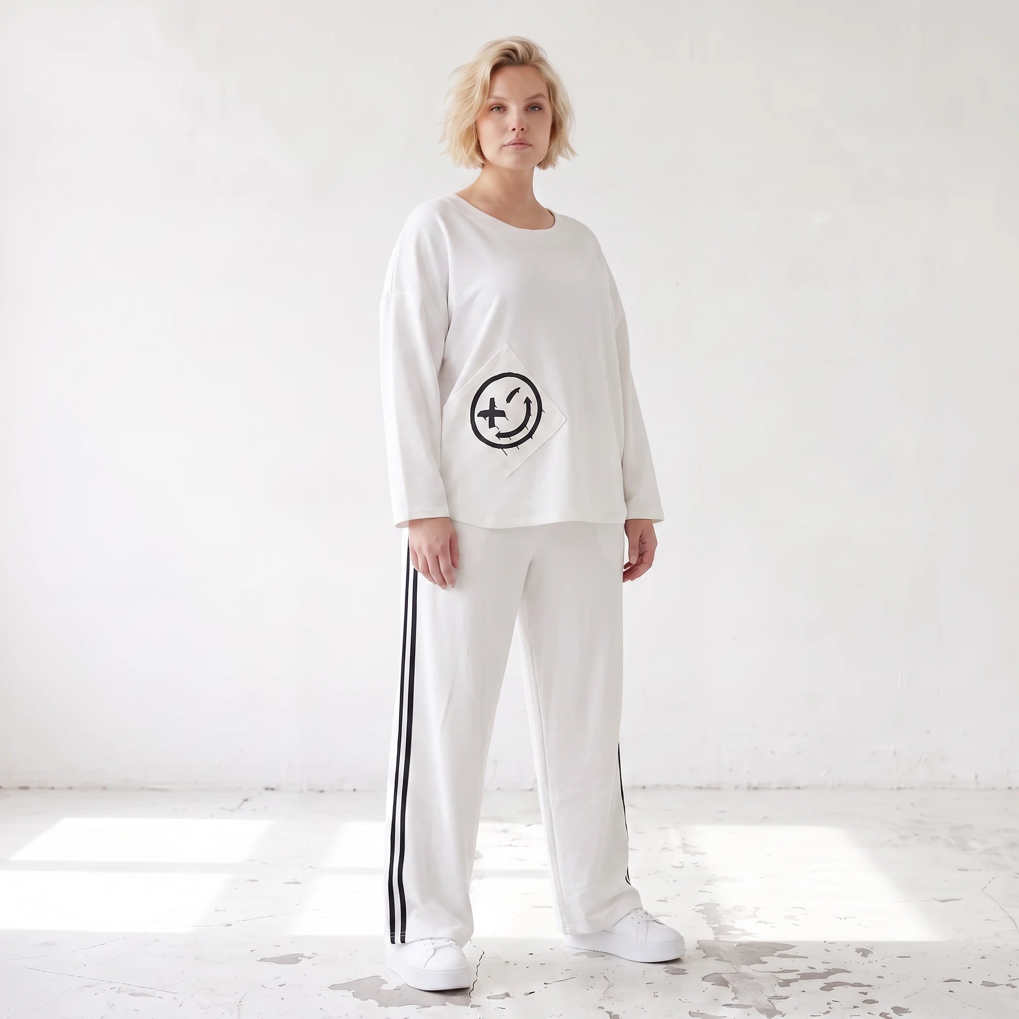 French Terry Sweatshirt mit Smileyprint an asymmetrischer Tasche Rundhals und 7/8-Arm