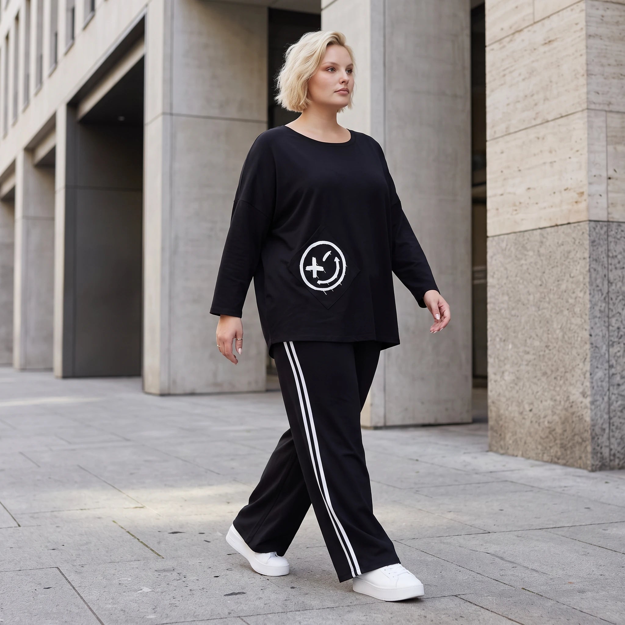 Sweatshirt mit Smileyprint und asymmetrischer Tasche aus weichem French Terry Rundhals