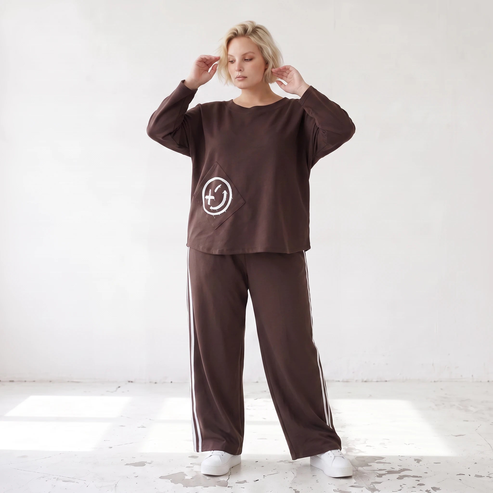 Braunes French Terry Shirt mit Smileyprint Tasche Rundhals weich gerundete Form 7/8-Arm