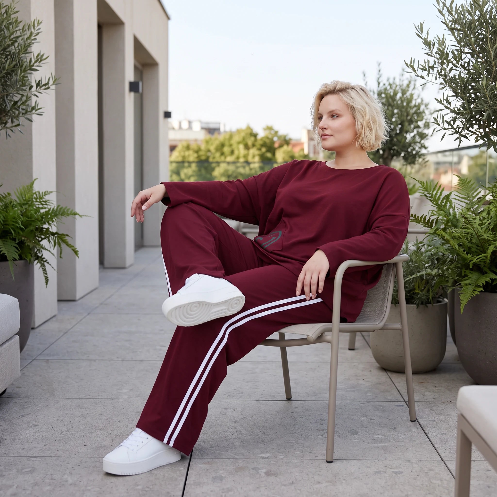 Rote Ballonhose aus French Terry mit Kontraststreifen und elastischem Bund Streetwear