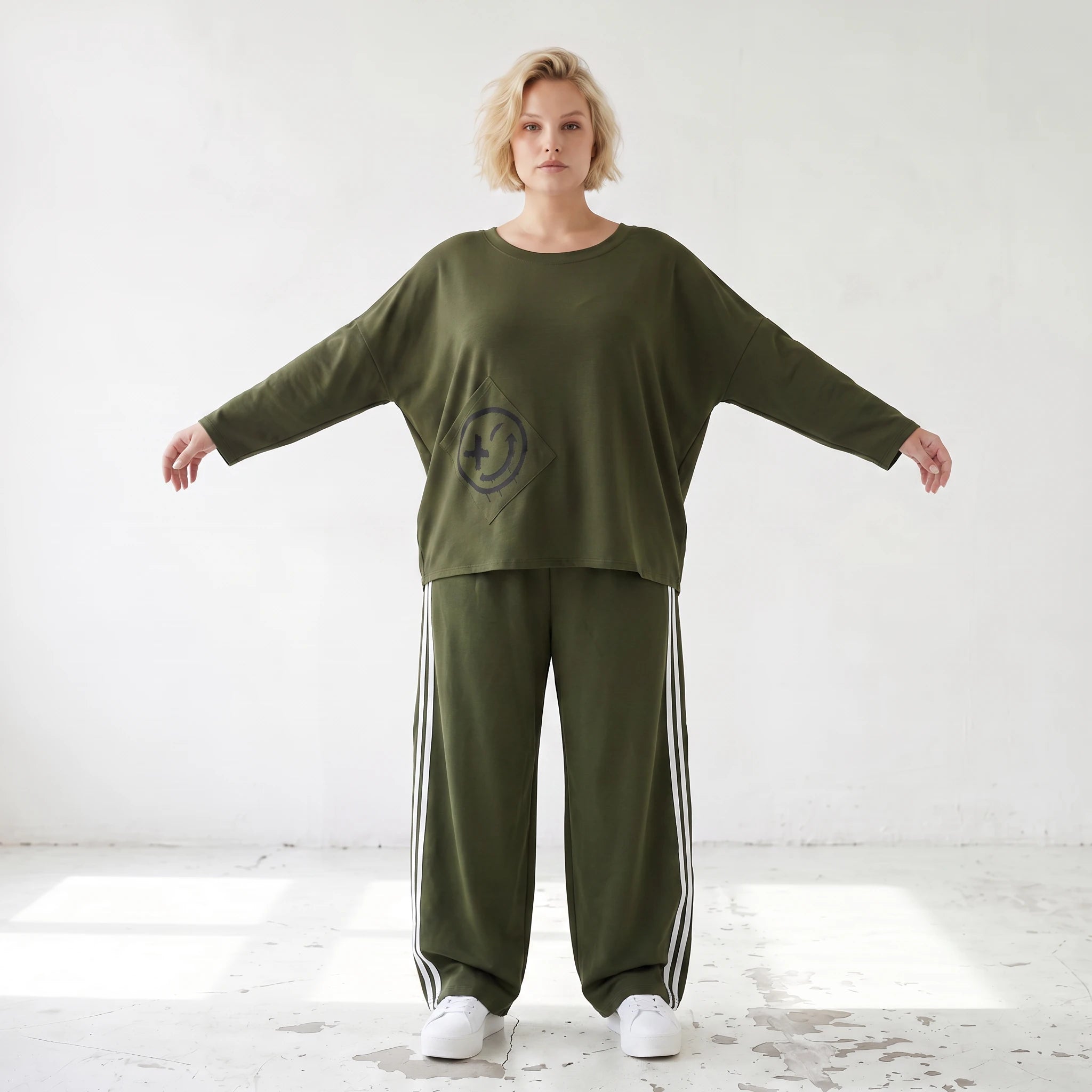 Joggerhose in Ballonform aus French Terry mit weißen Kontraststreifen im College Look