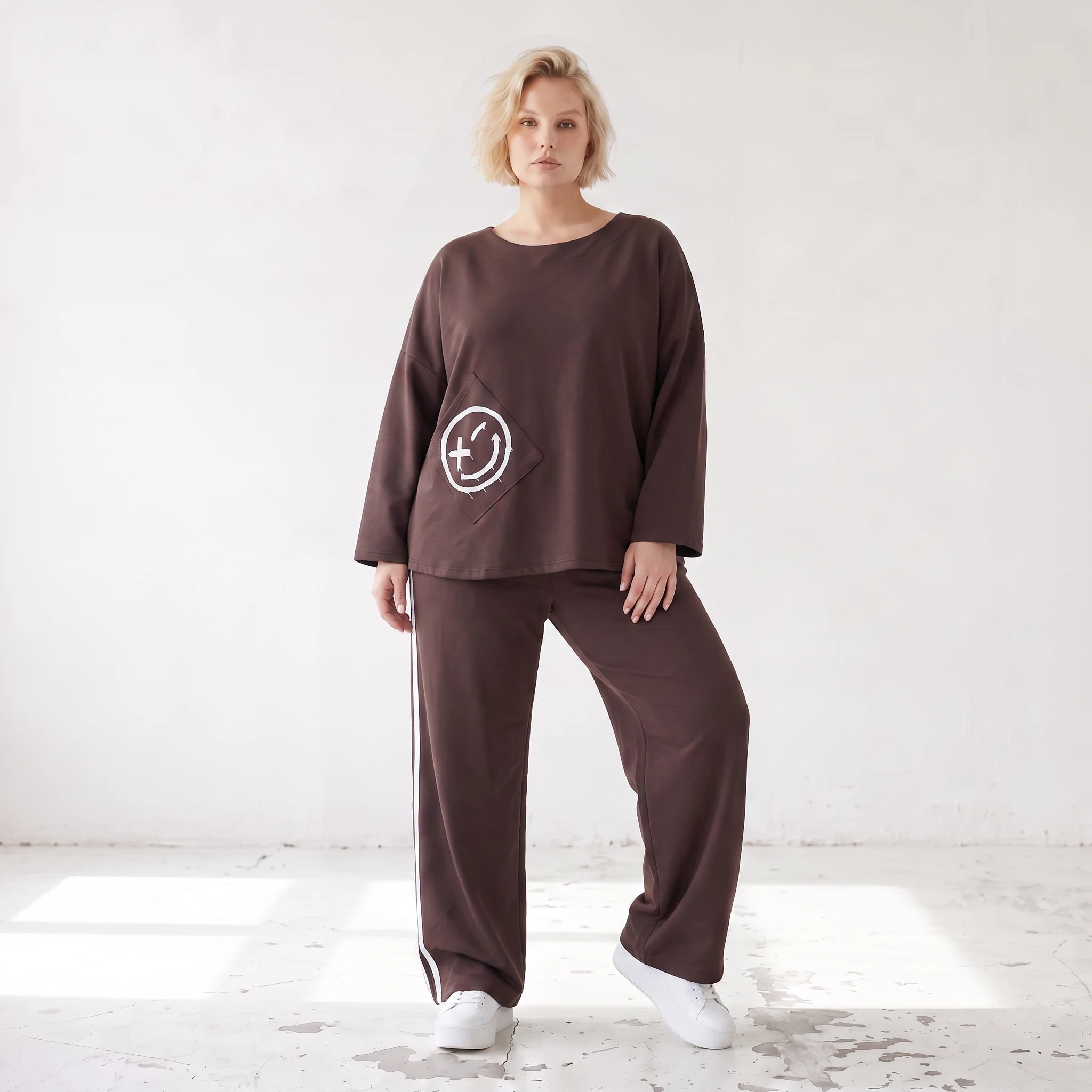 Ballonhose aus French Terry locker mit weißen Kontraststreifen im Retro College Joggerlook