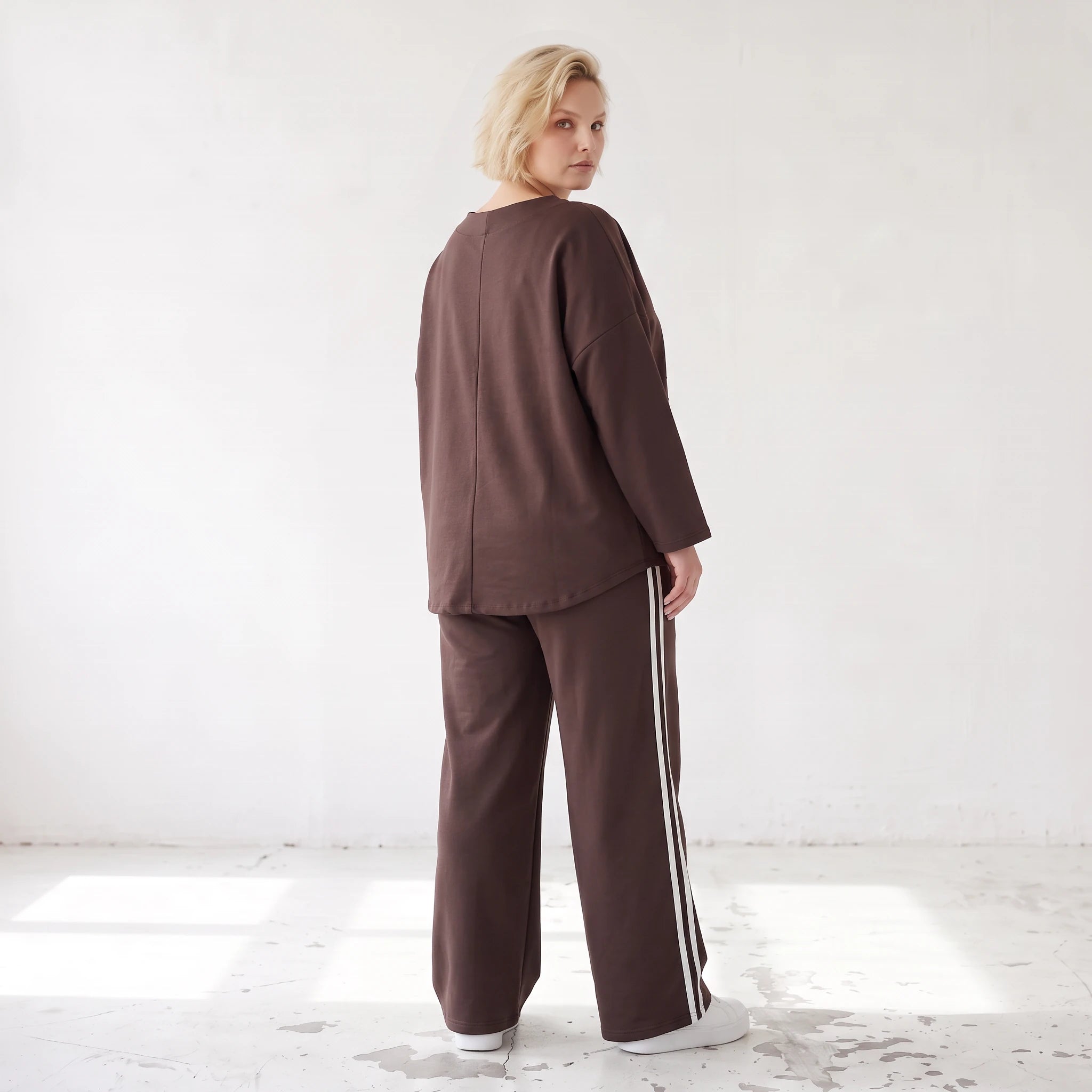 Ballonhose aus French Terry locker mit weißen Kontraststreifen im Retro College Joggerlook