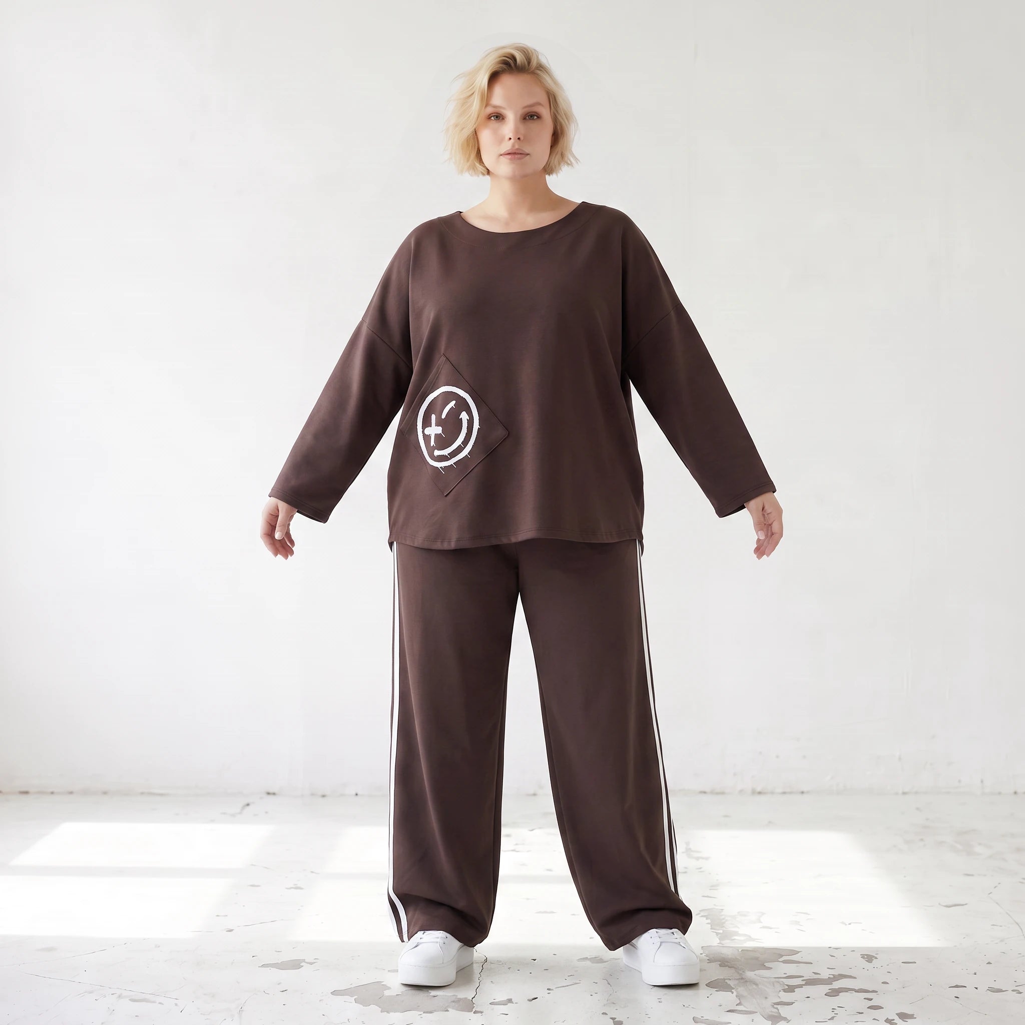 Ballonhose aus French Terry locker mit weißen Kontraststreifen im Retro College Joggerlook