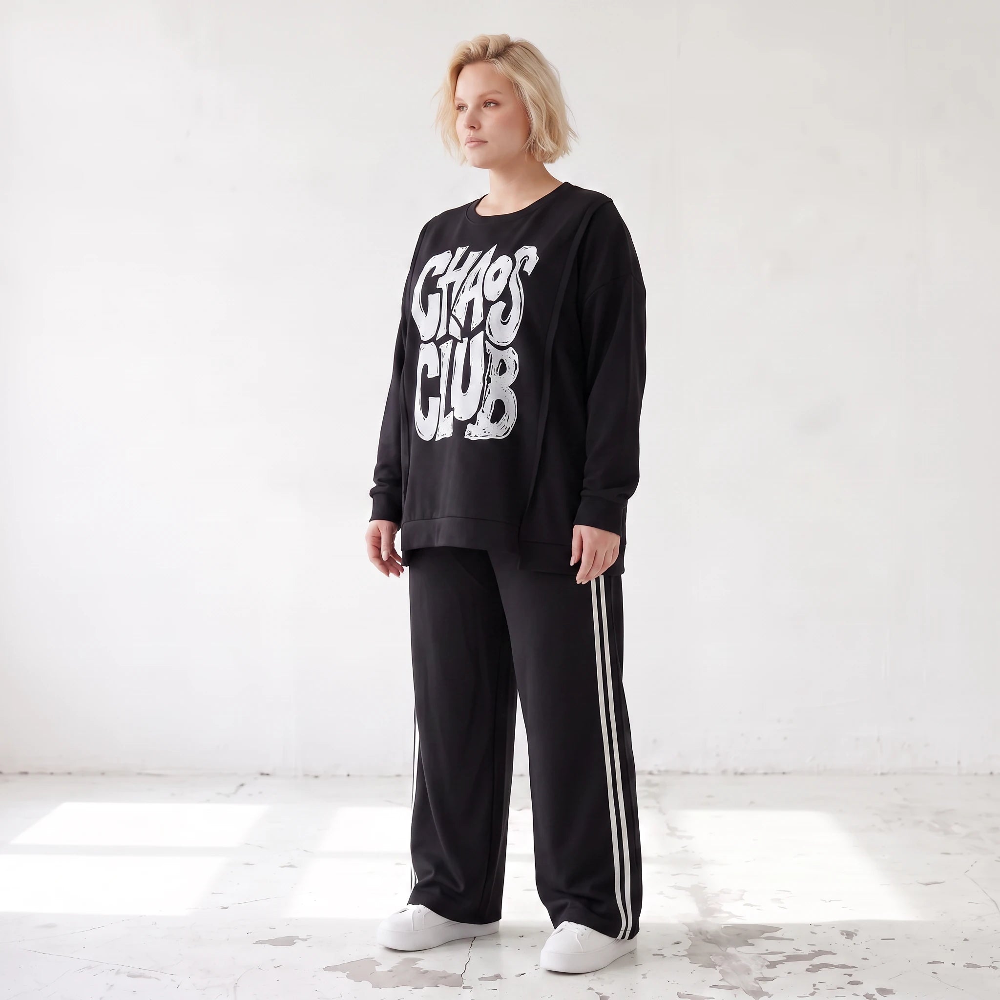 Statementshirt aus French Terry mit Chaos Club Print kastig und vorne kürzer geschnitten