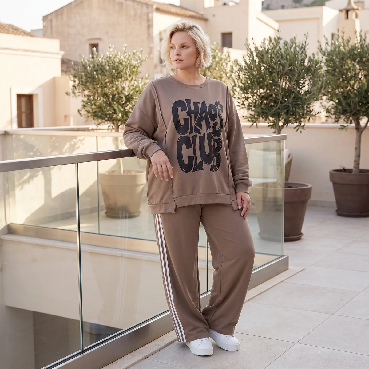 Streetwearshirt mit Chaos Club Print aus French Terry kastig mit Außennähten wärmend