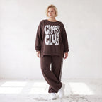 Braunes Sweatshirt mit Chaos Club Print aus French Terry und sichtbaren Außennähten