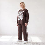 Braunes Sweatshirt mit Chaos Club Print aus French Terry und sichtbaren Außennähten