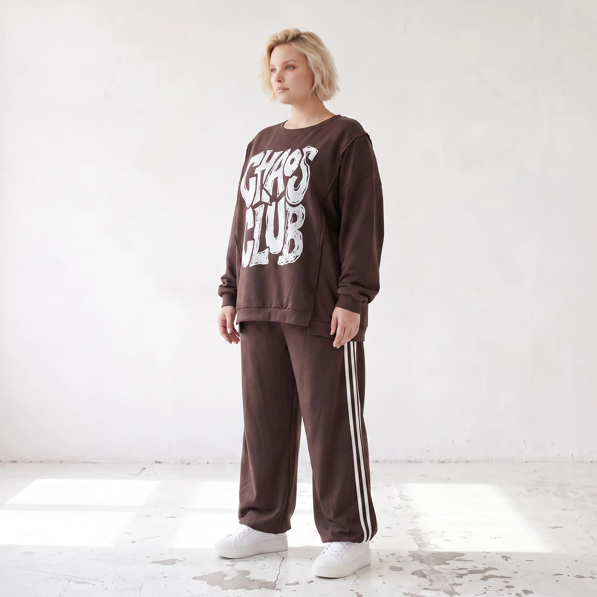 Braunes Sweatshirt mit Chaos Club Print aus French Terry und sichtbaren Außennähten