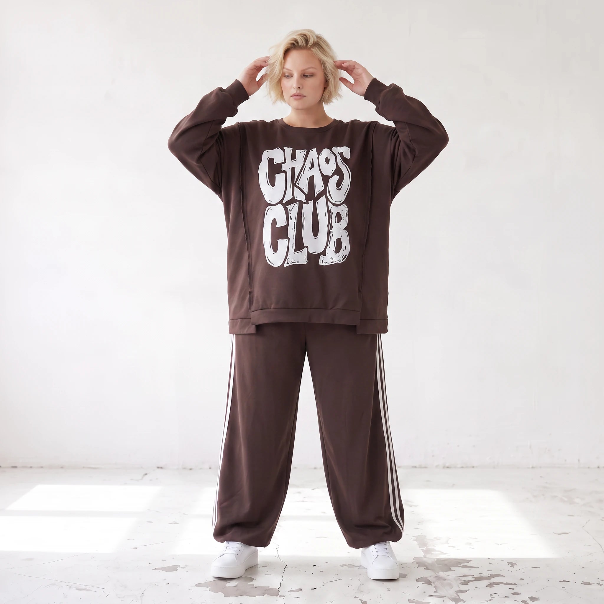 Braunes Sweatshirt mit Chaos Club Print aus French Terry und sichtbaren Außennähten