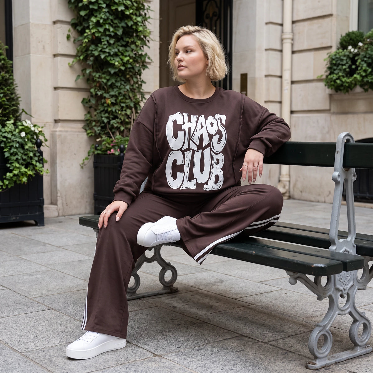 Braunes Sweatshirt mit Chaos Club Print aus French Terry und sichtbaren Außennähten