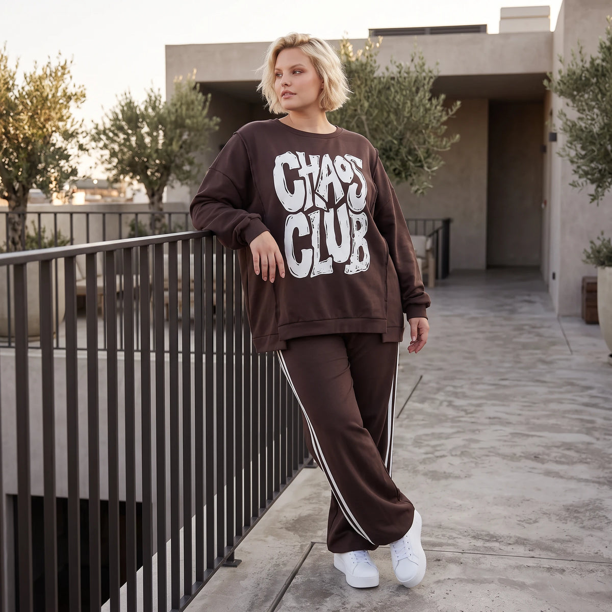 Braunes Sweatshirt mit Chaos Club Print aus French Terry und sichtbaren Außennähten
