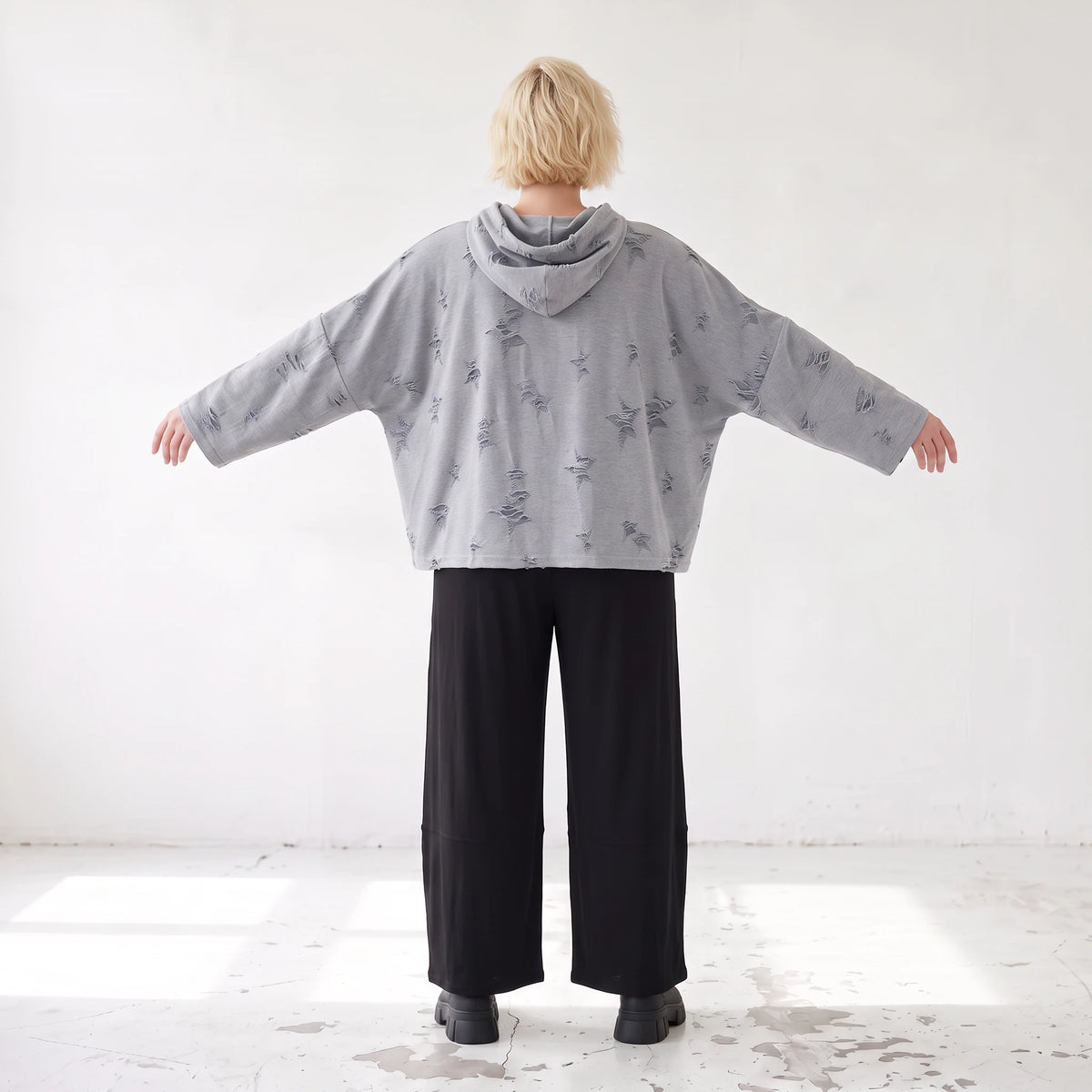 Grauer Hoody in Destroyed-Optik aus Baumwolljersey mit Kapuze und Langarm lässig Style