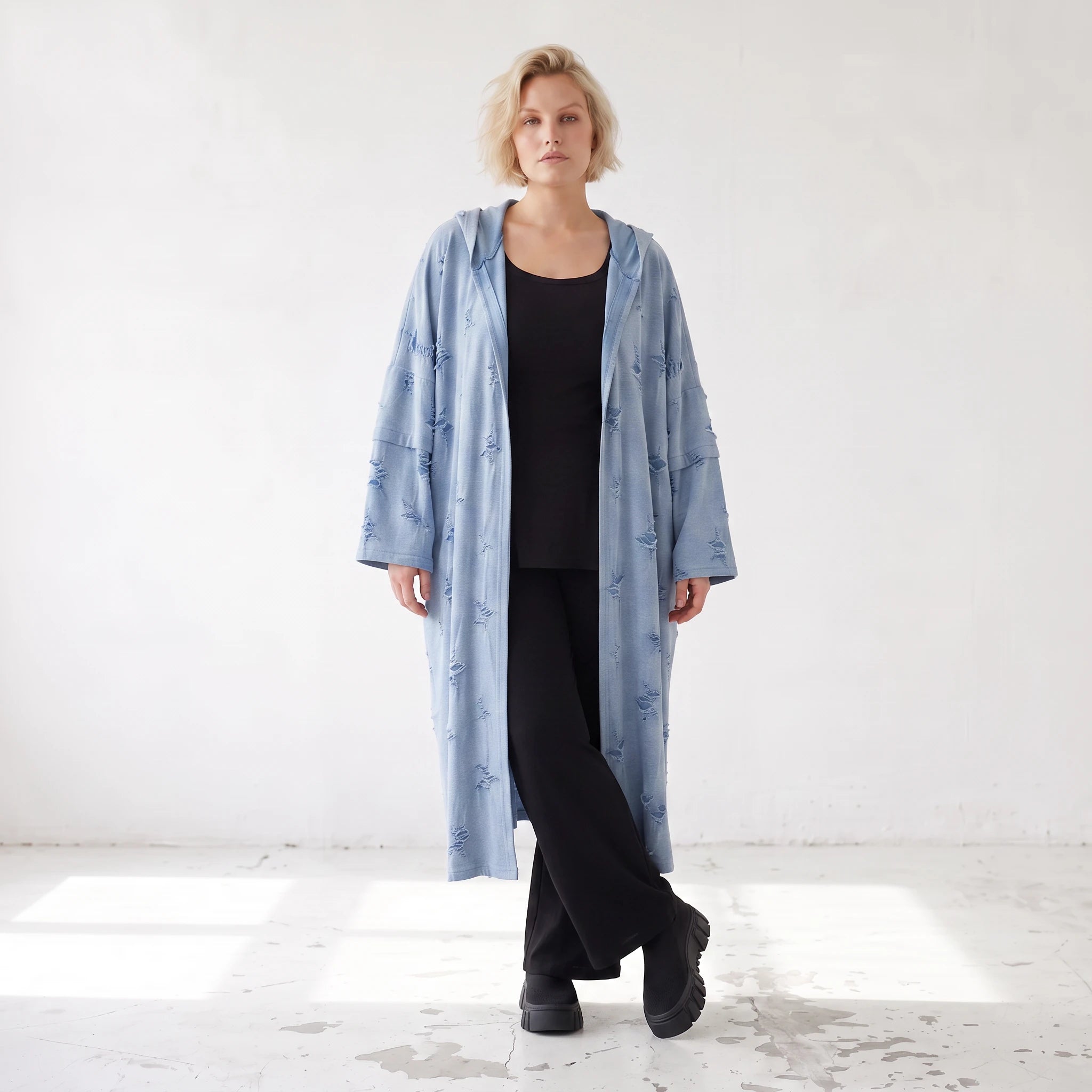 Jeansblauer Kapuzencardigan aus Baumwolljersey mit Elasthan mit lockerem geradem Schnitt