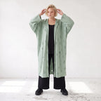 Cardigan in Pistaziengrün mit Kapuze aus weichem Jersey gerade geschnitten offen tragbar