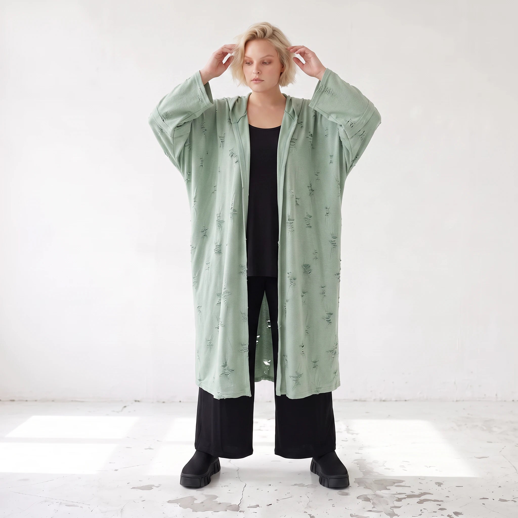 Cardigan in Pistaziengrün mit Kapuze aus weichem Jersey gerade geschnitten offen tragbar