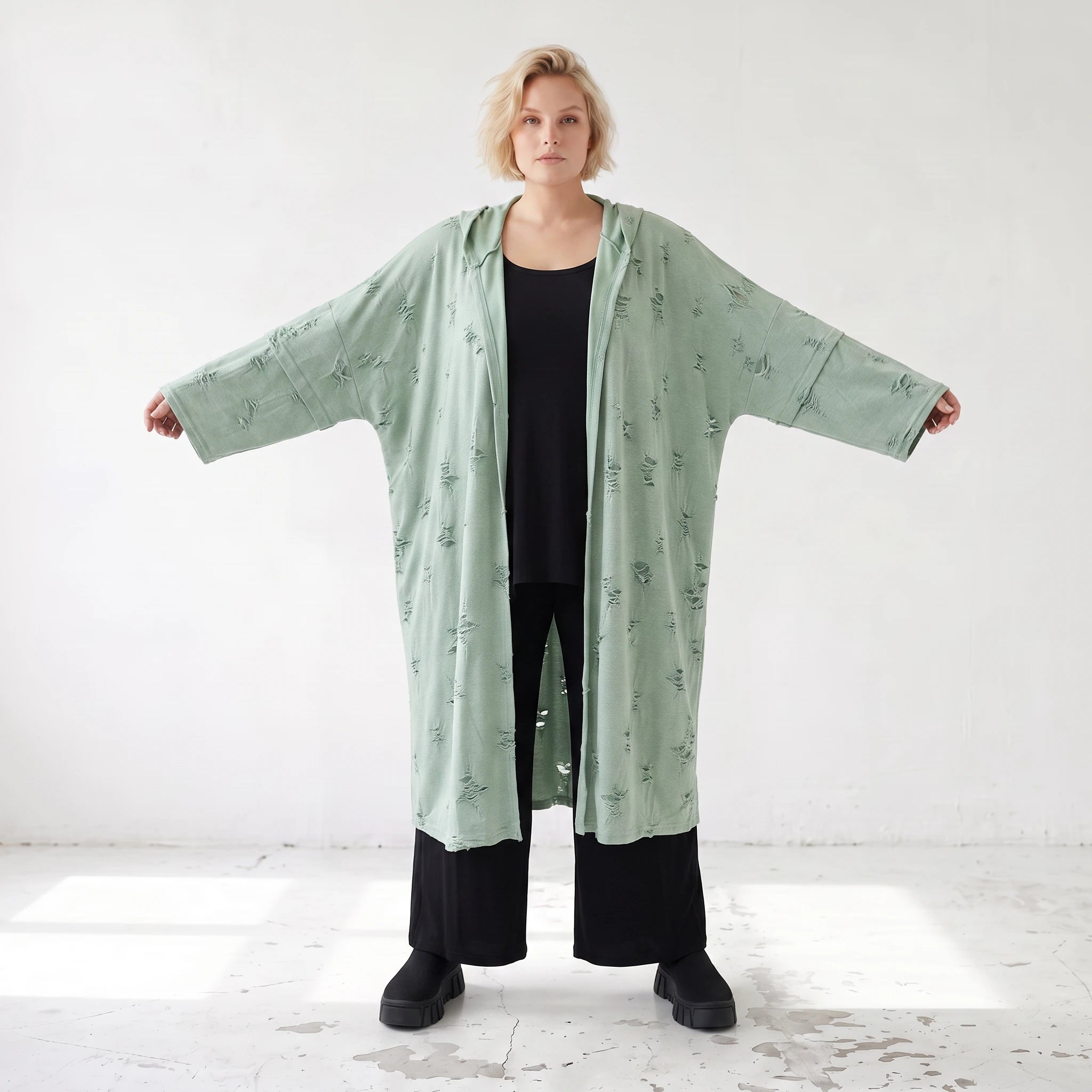 Cardigan in Pistaziengrün mit Kapuze aus weichem Jersey gerade geschnitten offen tragbar
