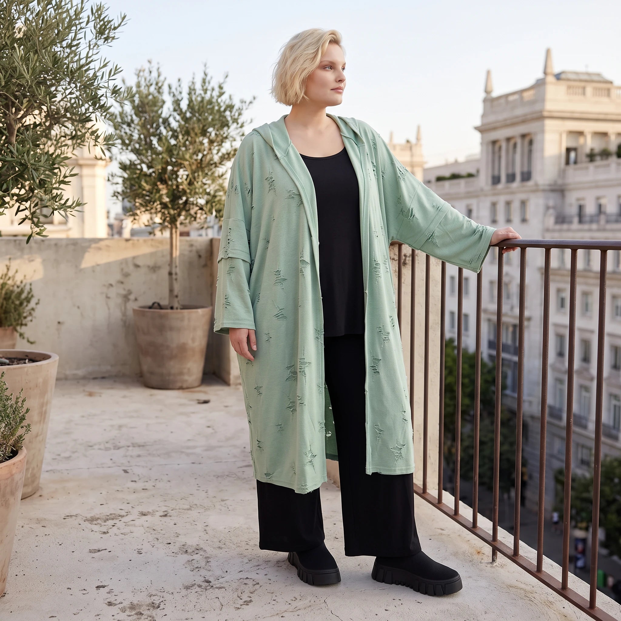 Cardigan in Pistaziengrün mit Kapuze aus weichem Jersey gerade geschnitten offen tragbar