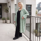 Cardigan in Pistaziengrün mit Kapuze aus weichem Jersey gerade geschnitten offen tragbar