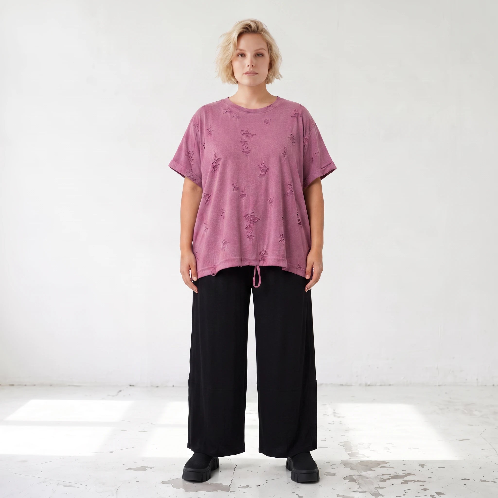 Shirt in Weinrot mit Stern Print im Used Look aus Baumwolljersey mit geradem Schnitt