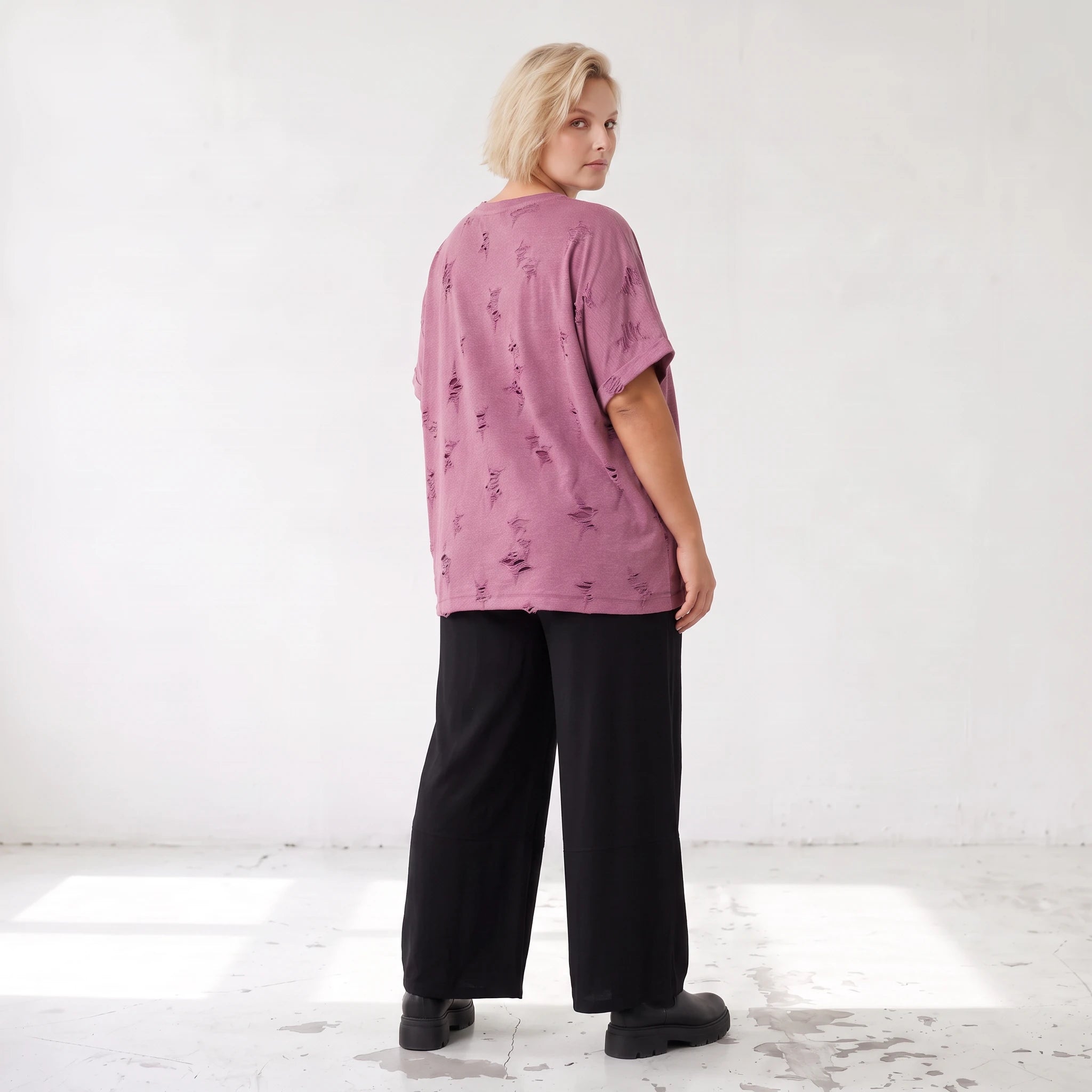 Shirt in Weinrot mit Stern Print im Used Look aus Baumwolljersey mit geradem Schnitt